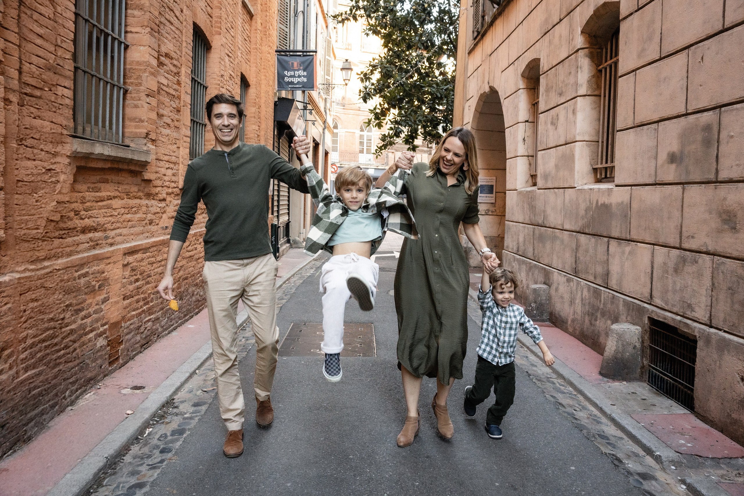Lifestyle Family Photography in Toulouse: A Heartfelt Session for an Expat Family. Eugénie Smirnova — your photographer in Toulouse and southwest France