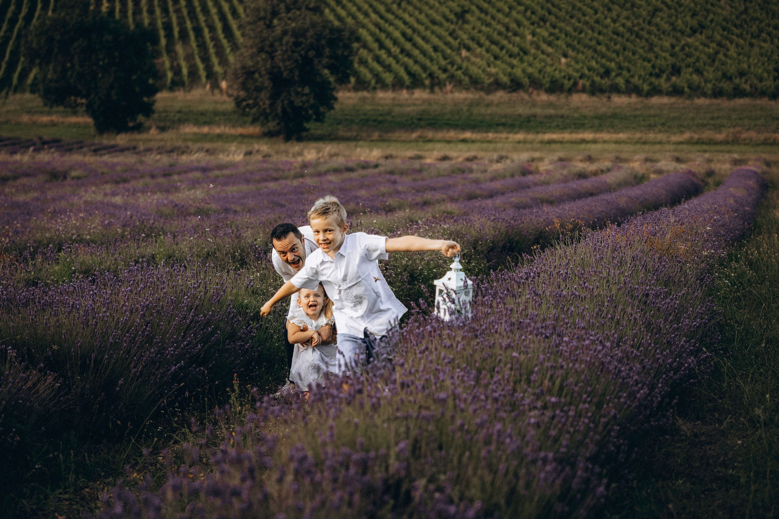 Une séance photo de famille de rêve dans les champs de lavande près de. Eugénie Smirnova — photographe à Toulouse et dans le sud de la France