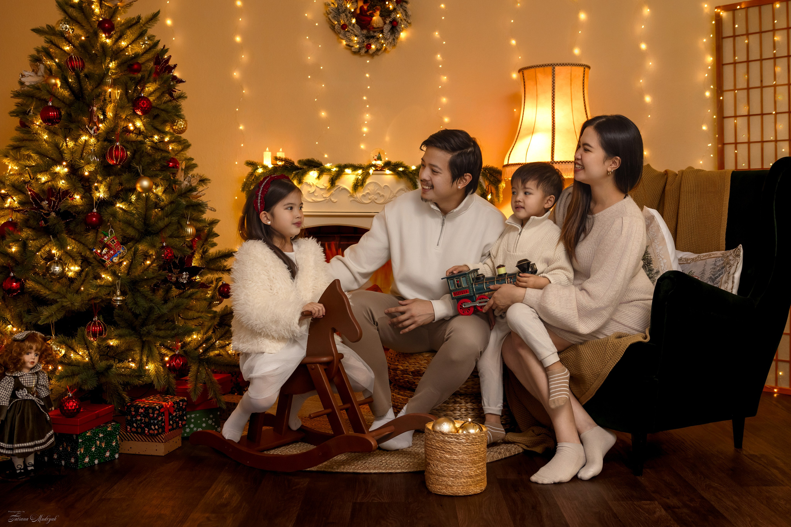 Christmas Photo Shoot in Dresden — Cozy Studio, Dresses & Family Memories. Family & Maternity Photographer in Dresden Tatiana Mudryak
