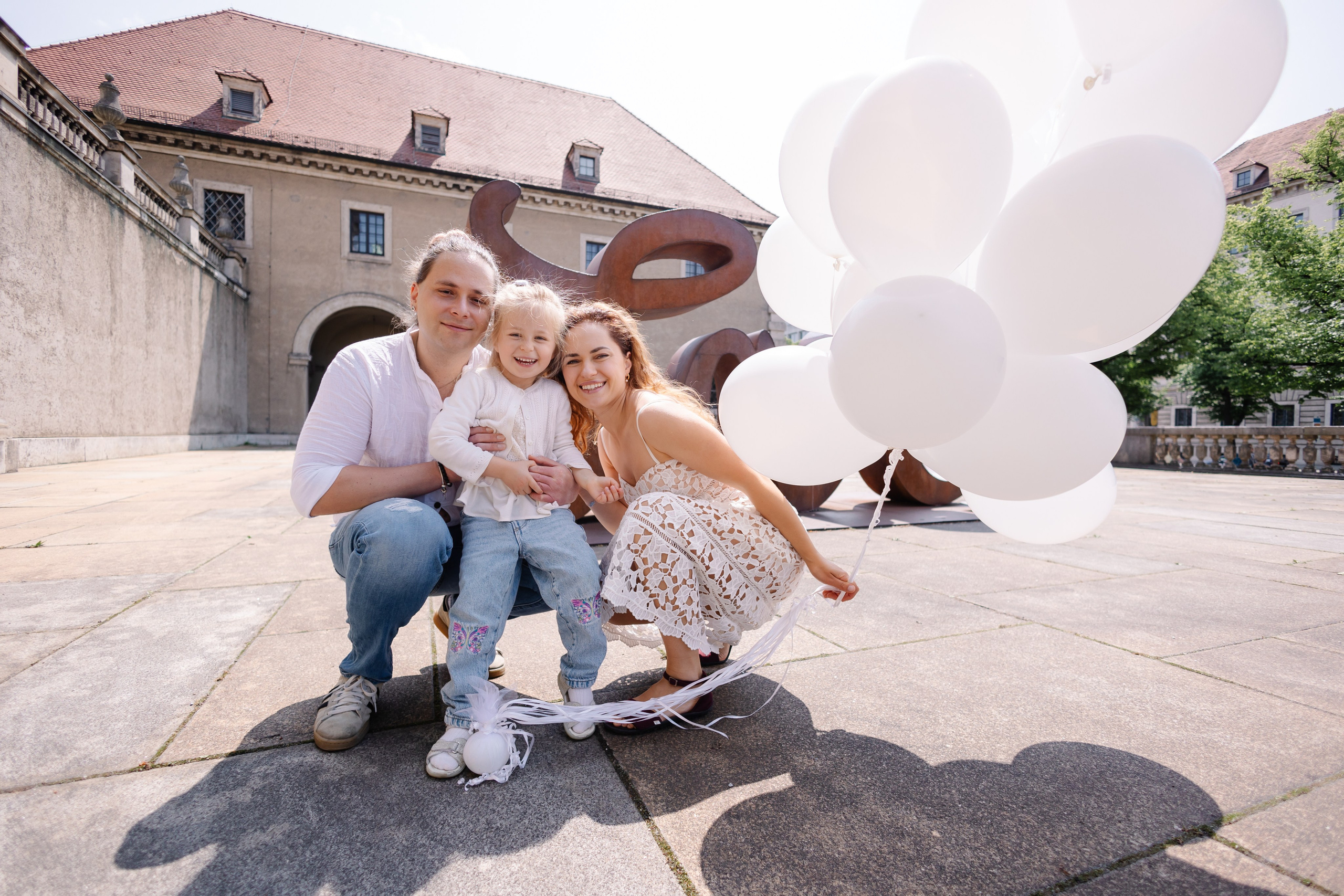 Fotominis mit weißen Luftballons im Herzen Münchens. Familien- und Kinderfotografin Katerina Vlasenko, München