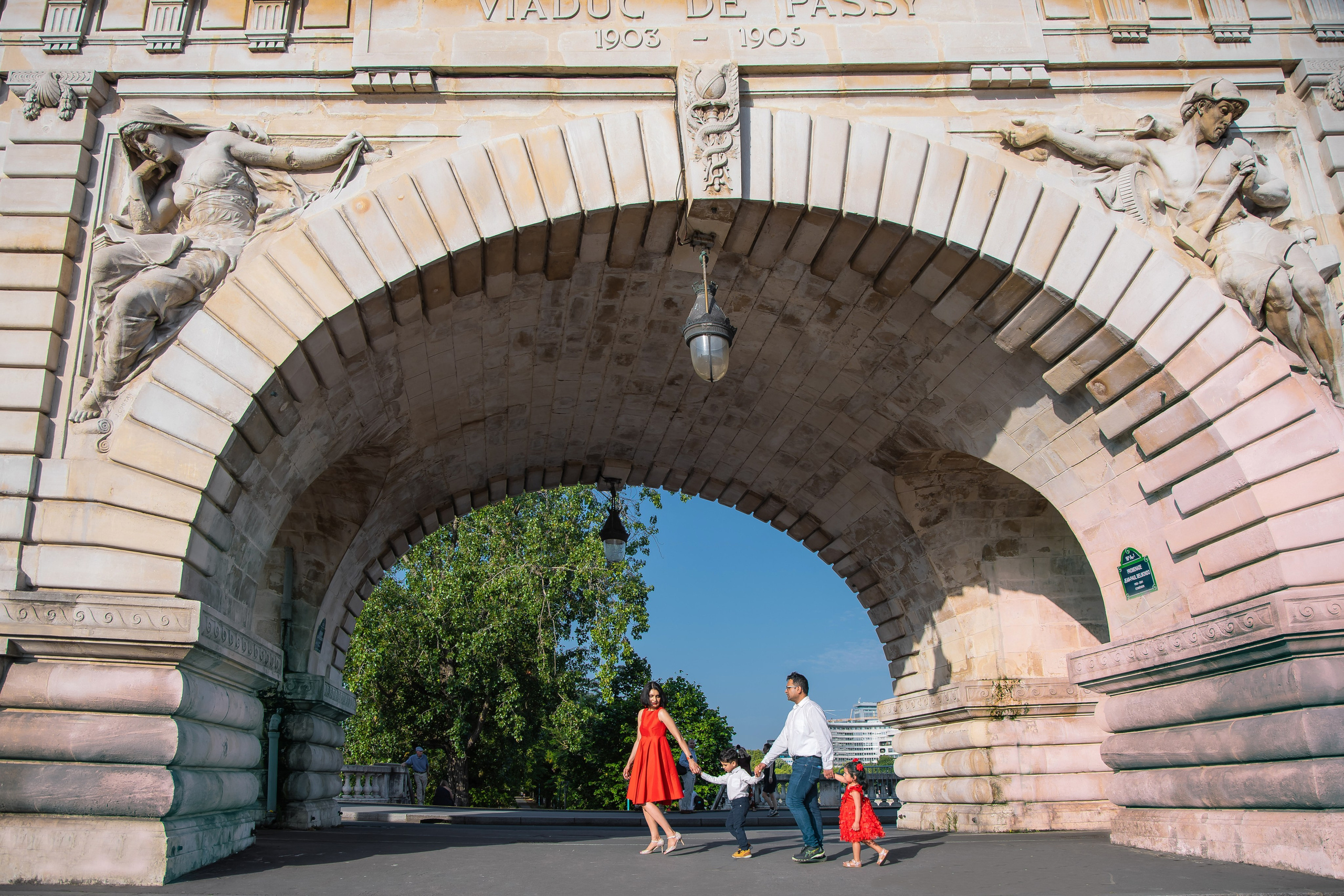 Paris Family Photographer — Artistic Family Photo & Video Experiences with Liya. Photographe à Paris