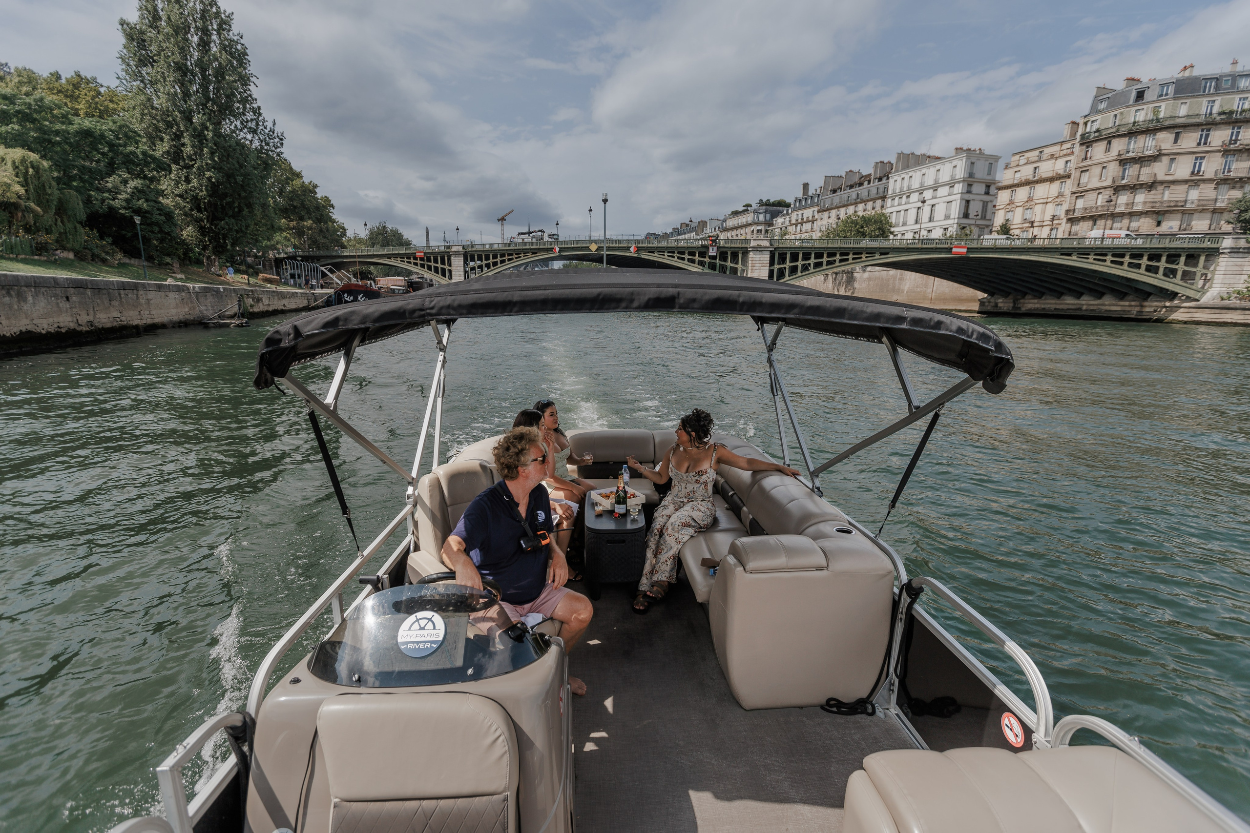 Sail, Sip & Smile: A Private Seine Cruise with Your Personal Photographer & Filmmaker. Photographe à Paris