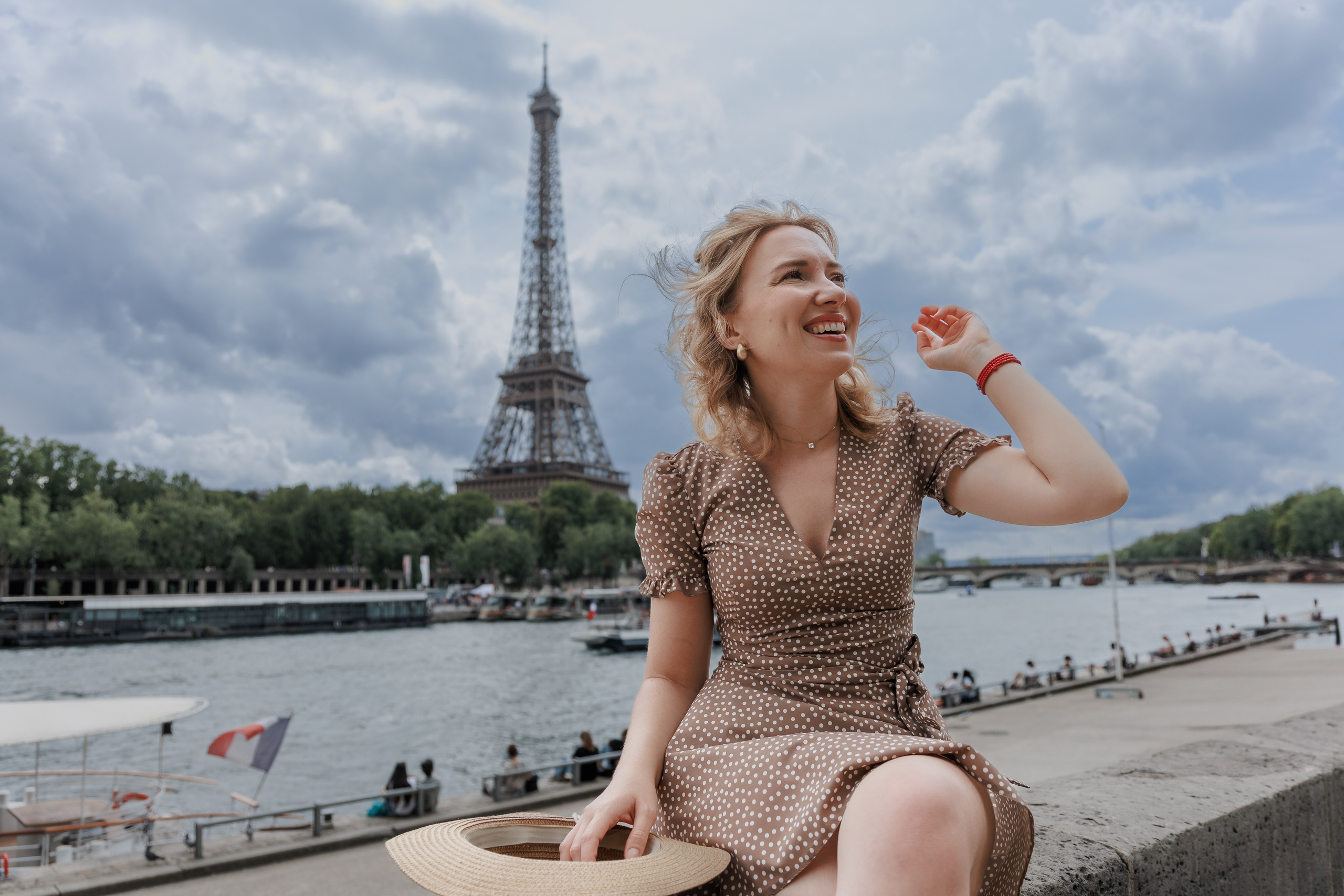 📸 French Dream in Every Frame: ISTA PHOTO SHOOT with a Baguette, Beret & Iconic Tower Backdrop. Photographe à Paris
