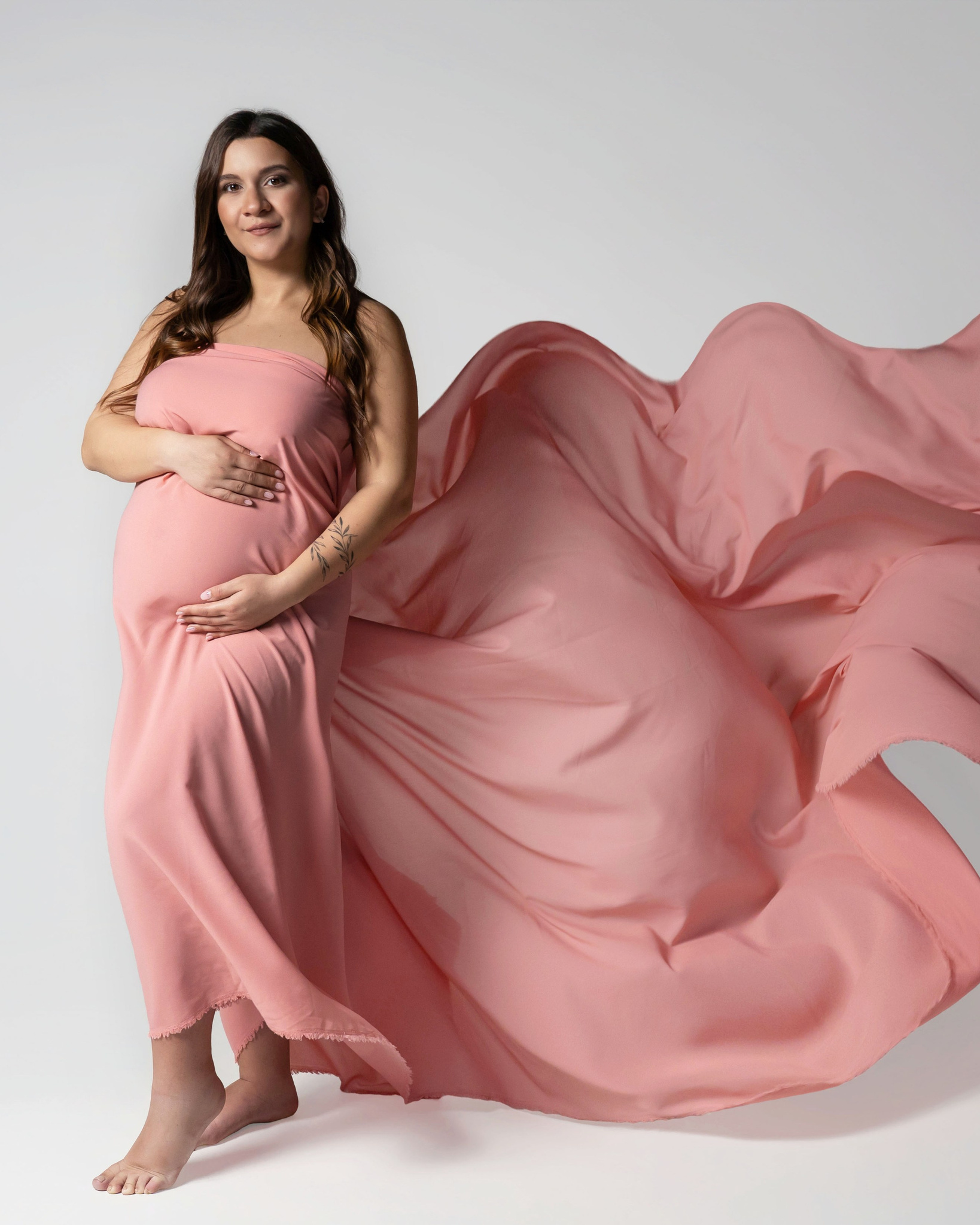 Servizio fotografico gravidanza artistico a Padova con tessuti, maternity elegante e femminile