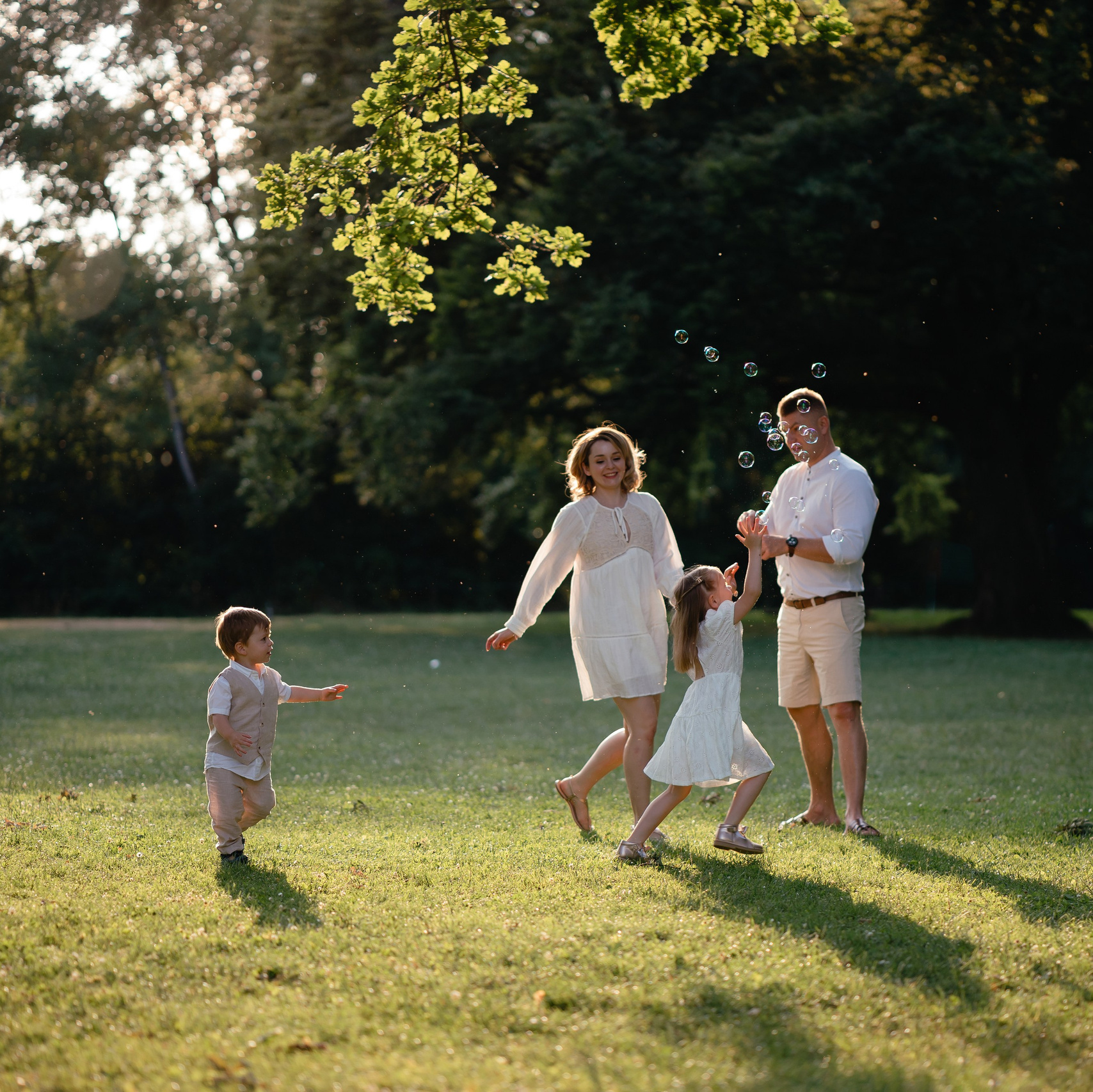 Sunny outdoor family photo shoot for the Family with kids