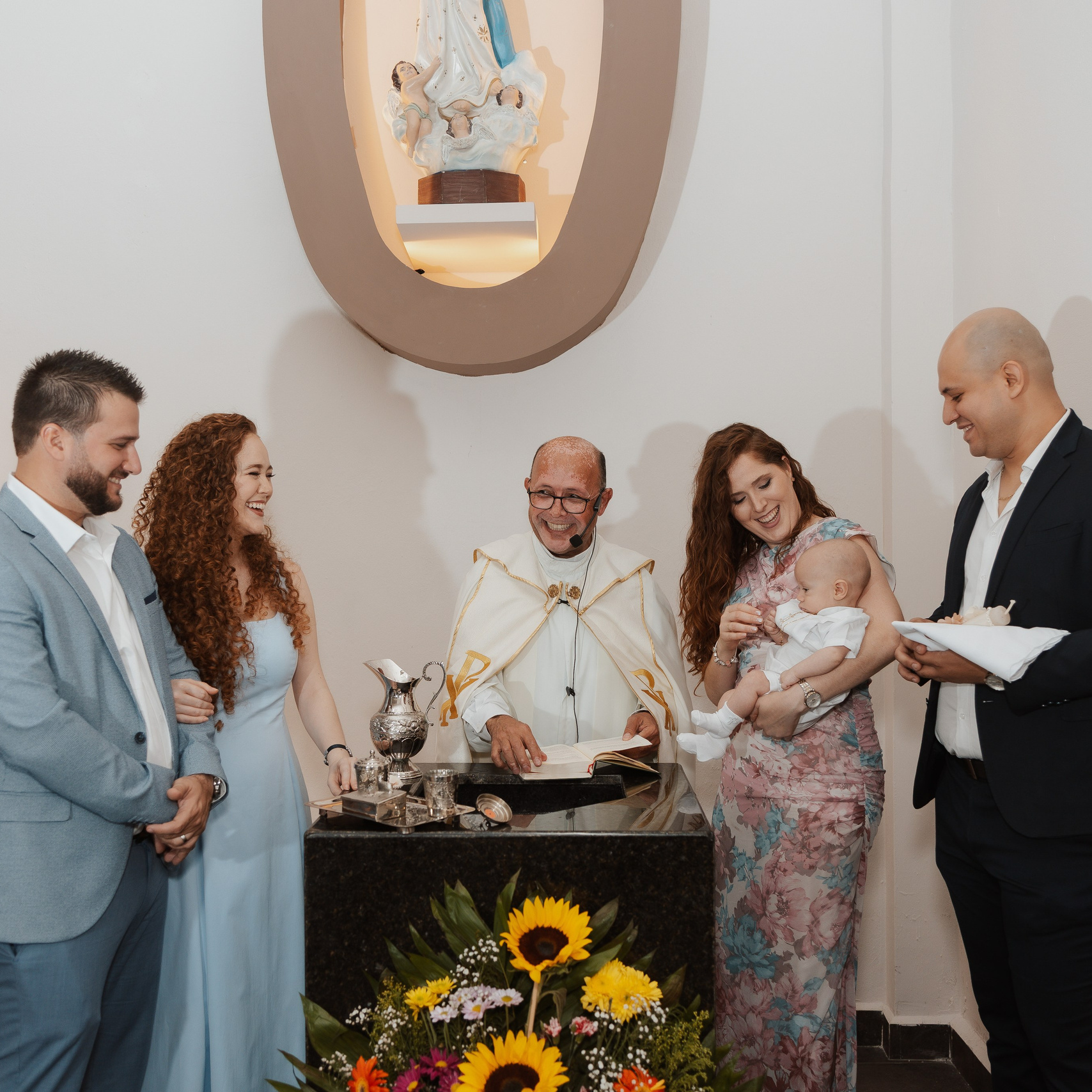 Fotografía profesional de ceremonia religiosa y eventos familiares.