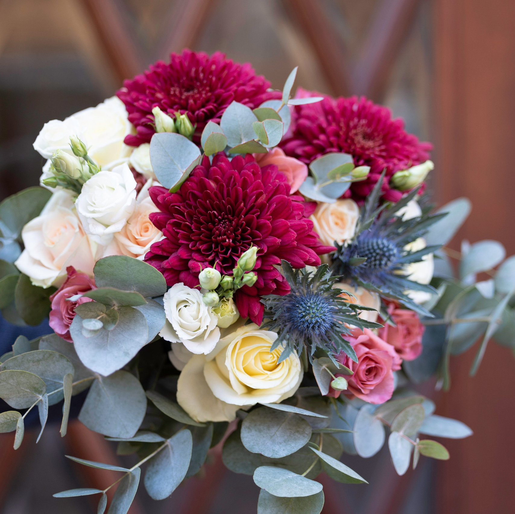 Smukke bryllupsdetaljer i AarhusHos Akropolis Blomster i Aarhus laver vi alt til dit bryllup – fra brudebuketter og brudepigebuketter til bilpynt, kirkepynt og borddekorationer. Vores florister sørger for, at alle blomsterdetaljer hænger sammen og skaber den perfekte atmosfære til din store dag.