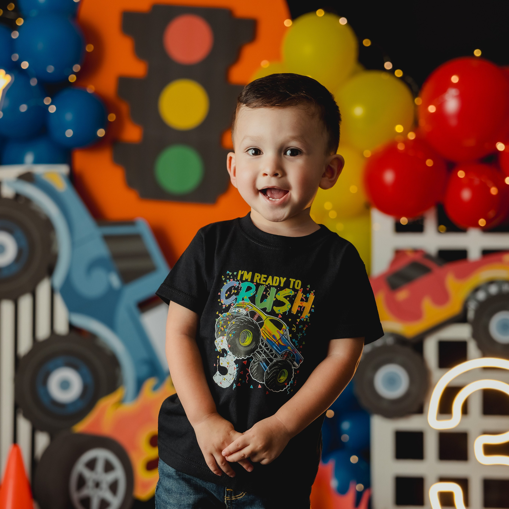 Sesión fotográfica de cumpleaños infantil con decorado de globos de colores. SMASH THE CAKE