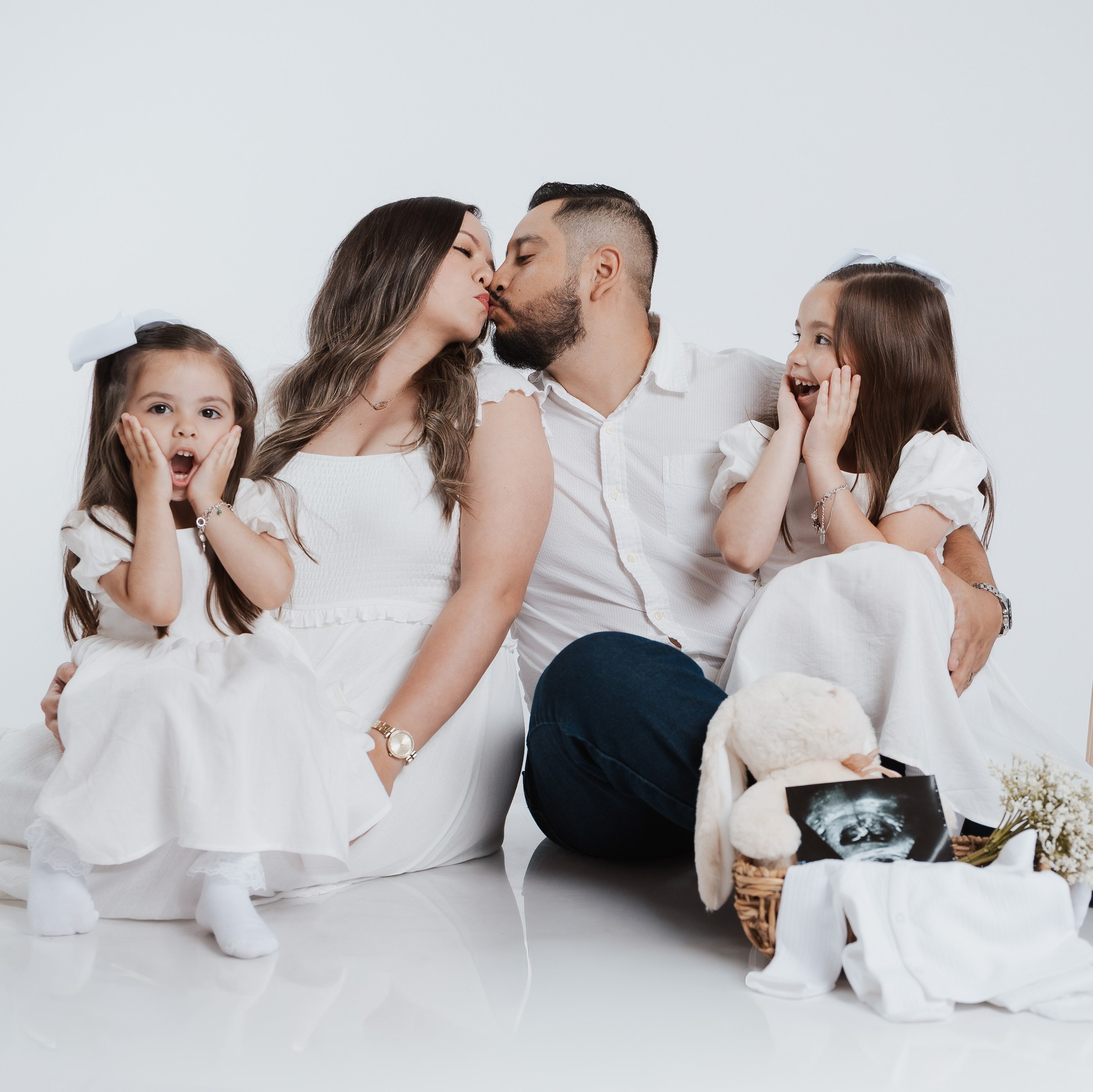 Retrato de familia en estudio fotográfico profesional con fondo blanco. en estudio fotográfico profesional en Piedras Negras.