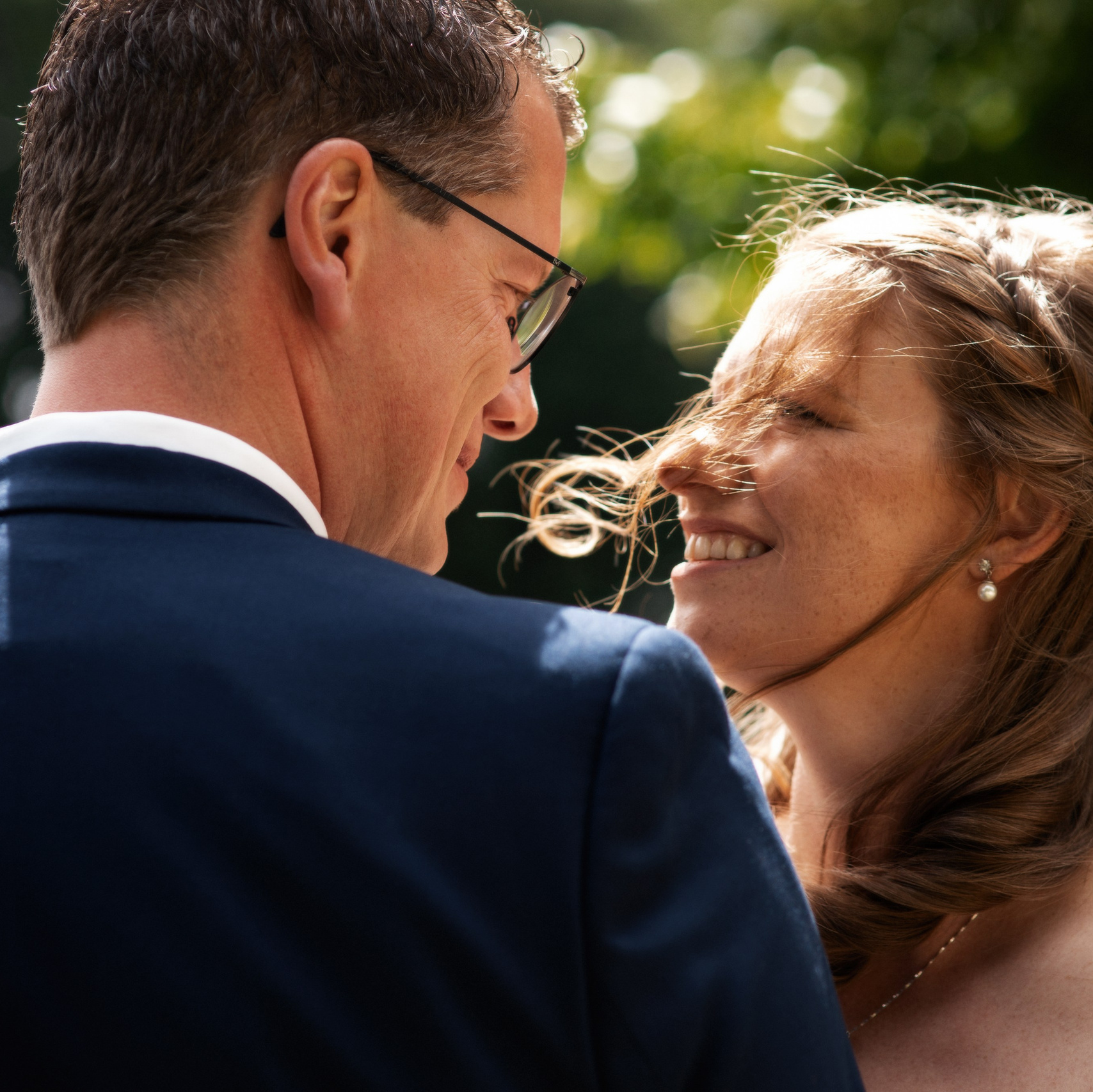 Emotionale Hochzeitsfilme aus dem Emsland: Hochwertige Videos mit authentischen Momenten und individueller Musik.“