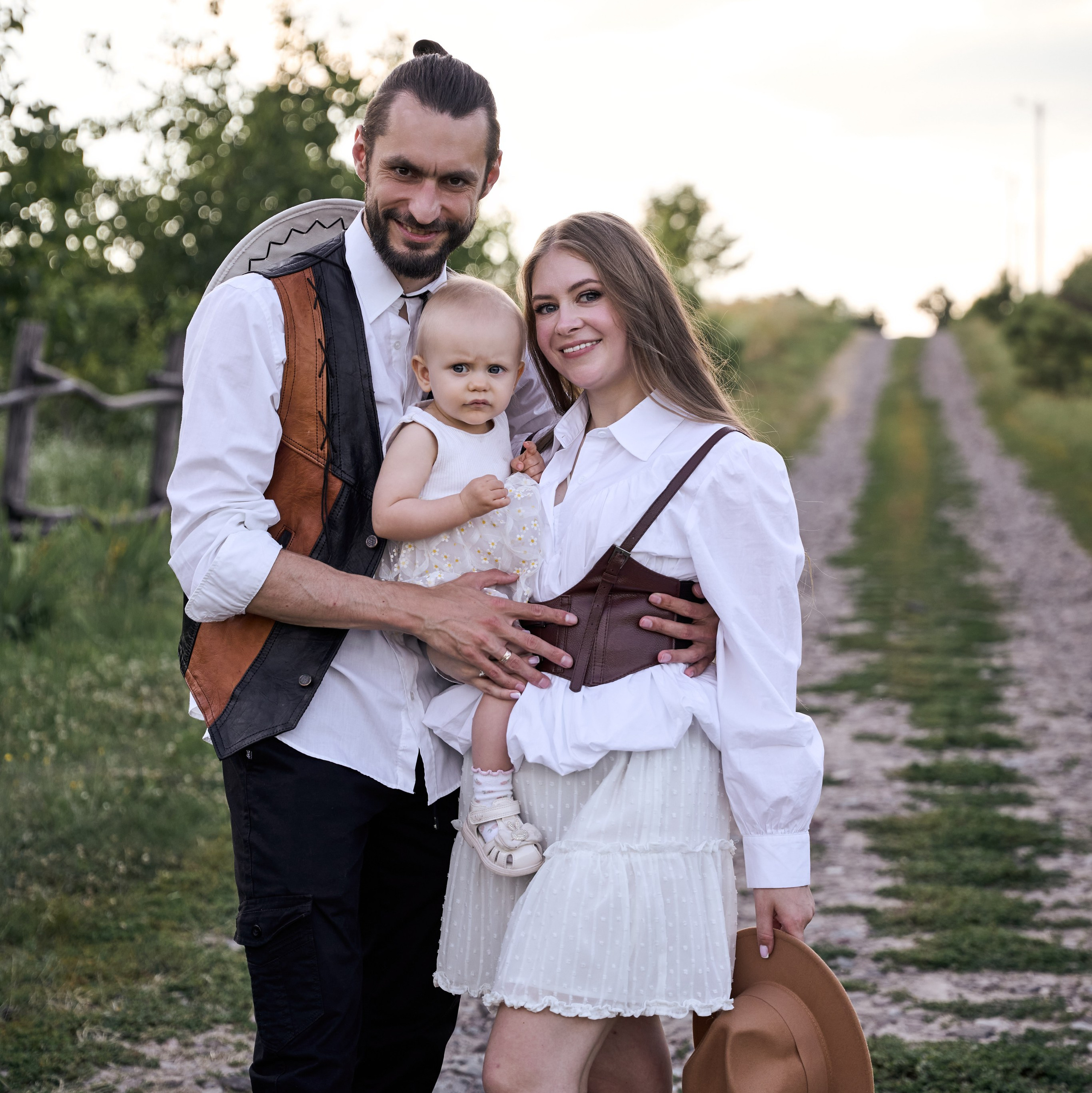 Що одягнути на фотосесію на природі з кіньми та овечками: ідеї образів для всієї сім’ї. Family photographer in Kiev Natalia Shkavron