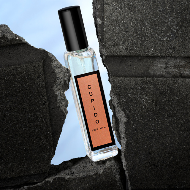 Frasco de perfume en un set de piedra