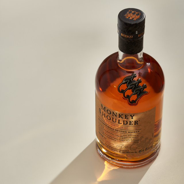 Botella de whisky con luz de ventana