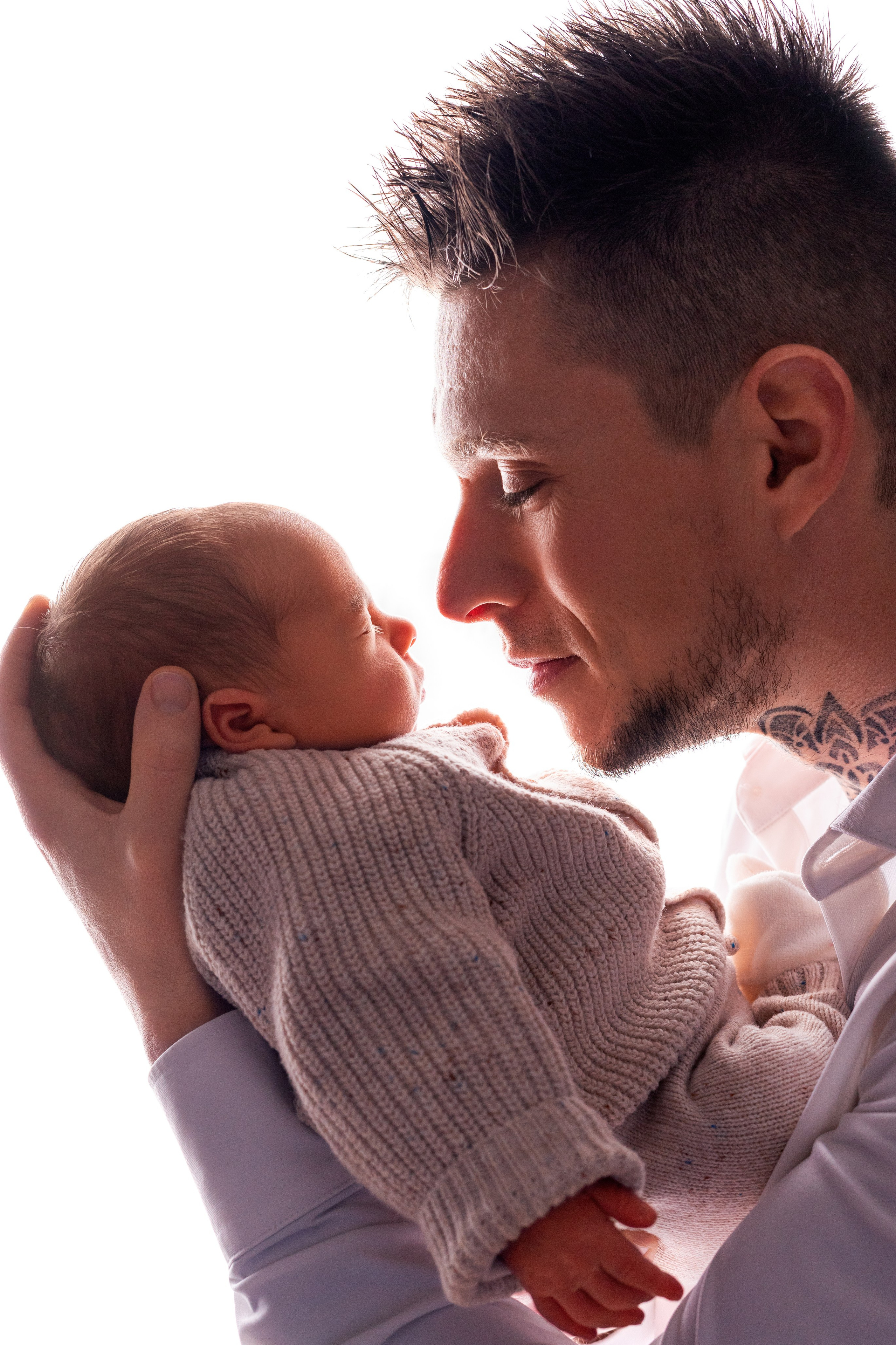 Séance photo nouveau-né en studio à Roanne avec décor floral bébé