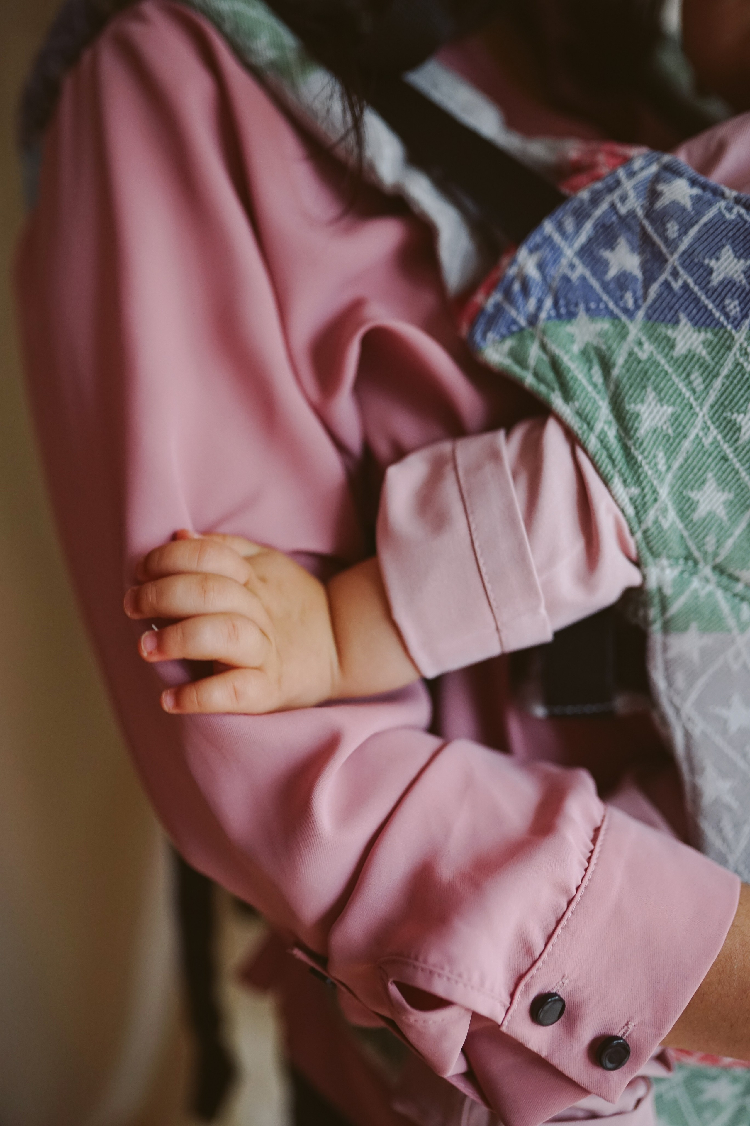 Bebelușul la Piept: Mărțișorul Părinților | Mădălina Beda. Madalina Beda- Artist vizual, fotograf, doula la nastere, consultant babywearing Brasov si in toata tara