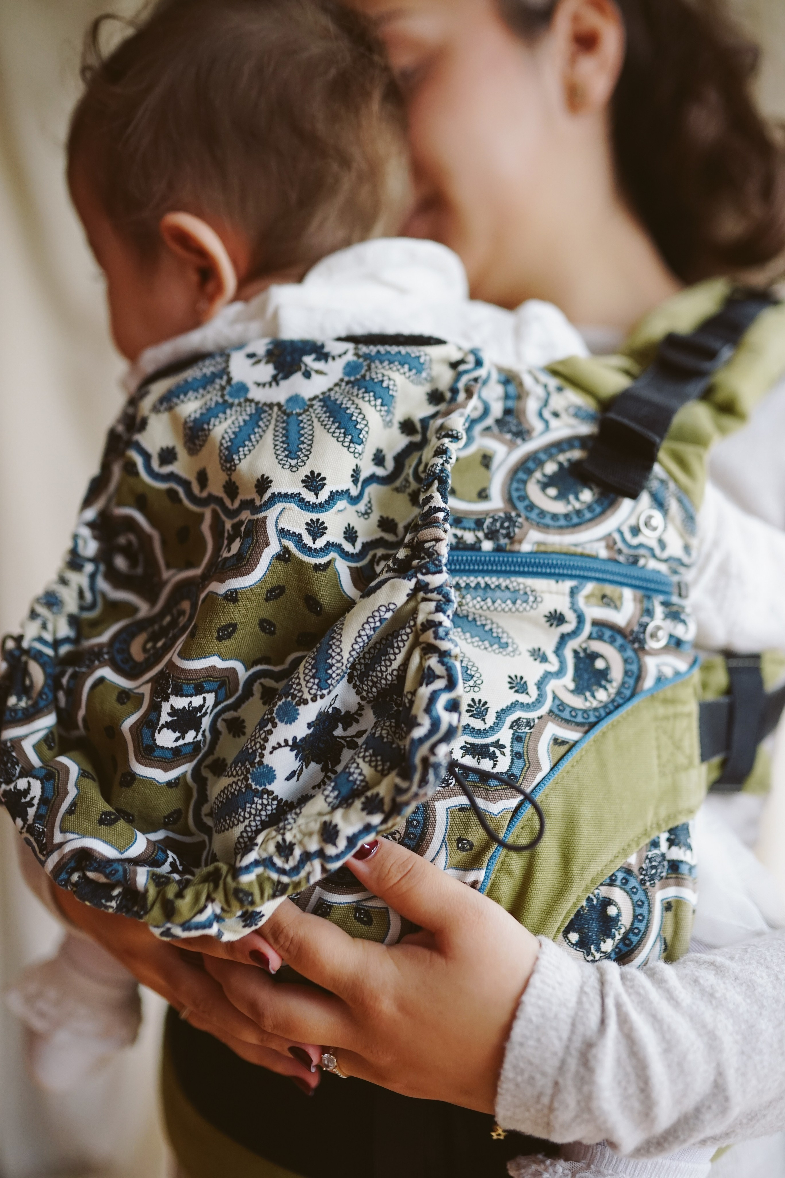 Bebelușul la Piept: Mărțișorul Părinților | Mădălina Beda. Madalina Beda- Artist vizual, fotograf, doula la nastere, consultant babywearing Brasov si in toata tara