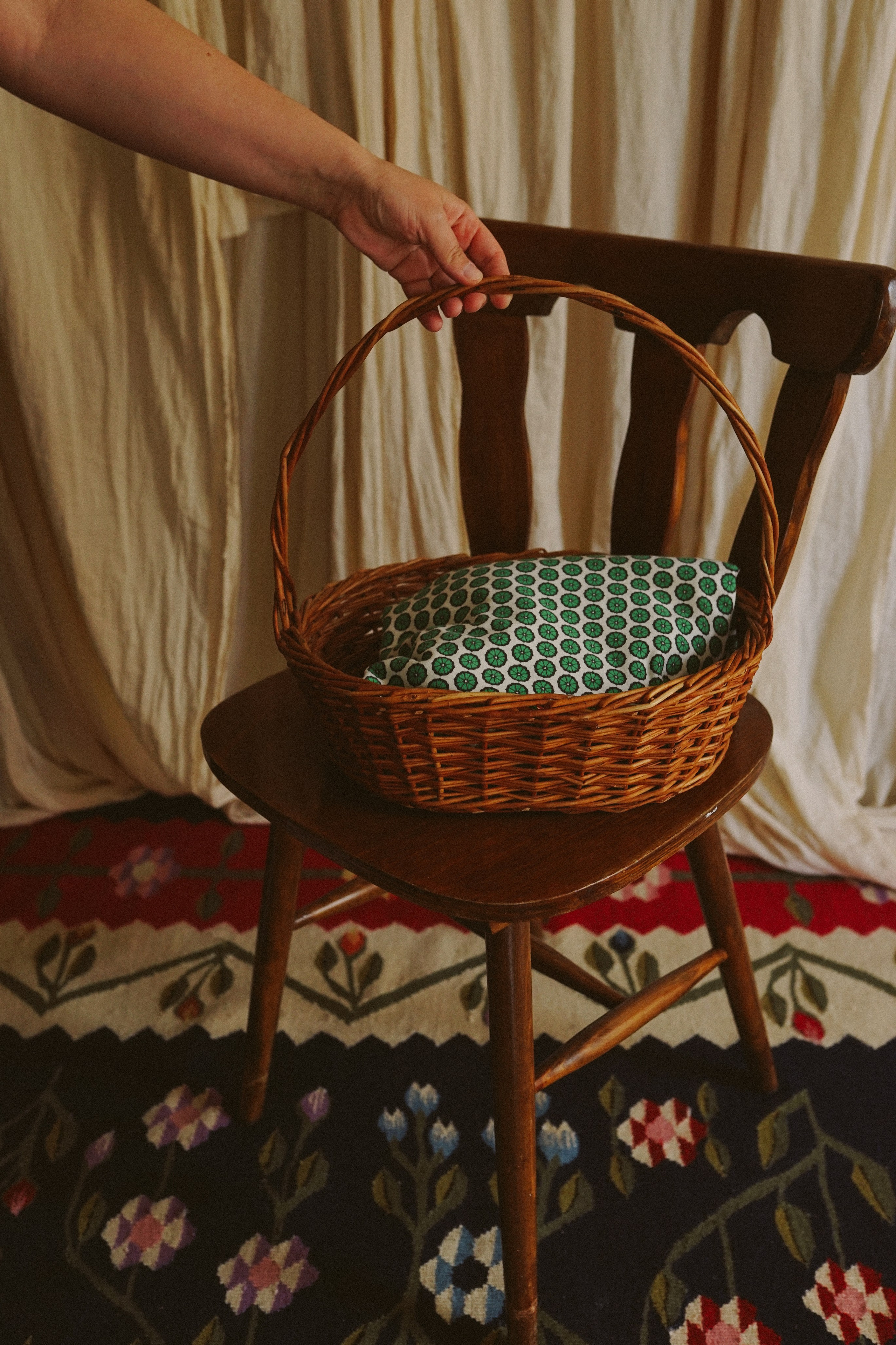 Consultant Babywearing Brașov: Ghid și Sprijin | Mădălina Beda. Madalina Beda- Artist vizual, fotograf, doula la nastere, consultant babywearing Brasov si in toata tara