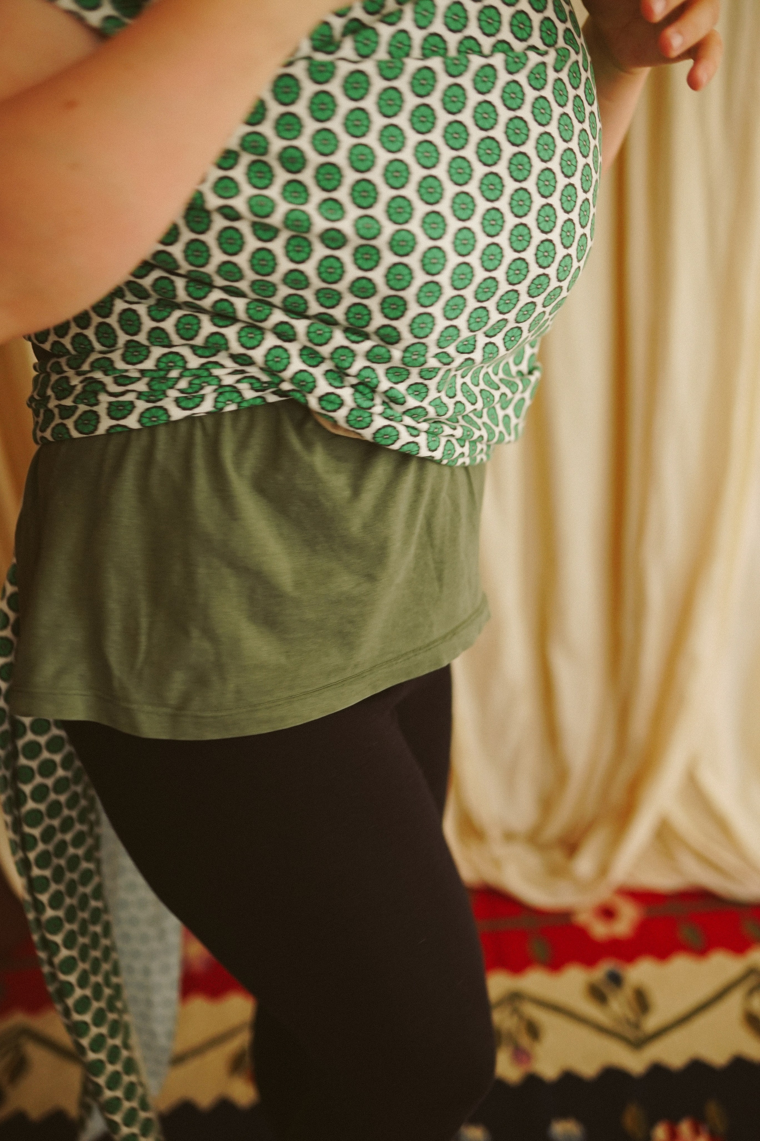 Consultant Babywearing Brașov: Ghid și Sprijin | Mădălina Beda. Madalina Beda- Artist vizual, fotograf, doula la nastere, consultant babywearing Brasov si in toata tara