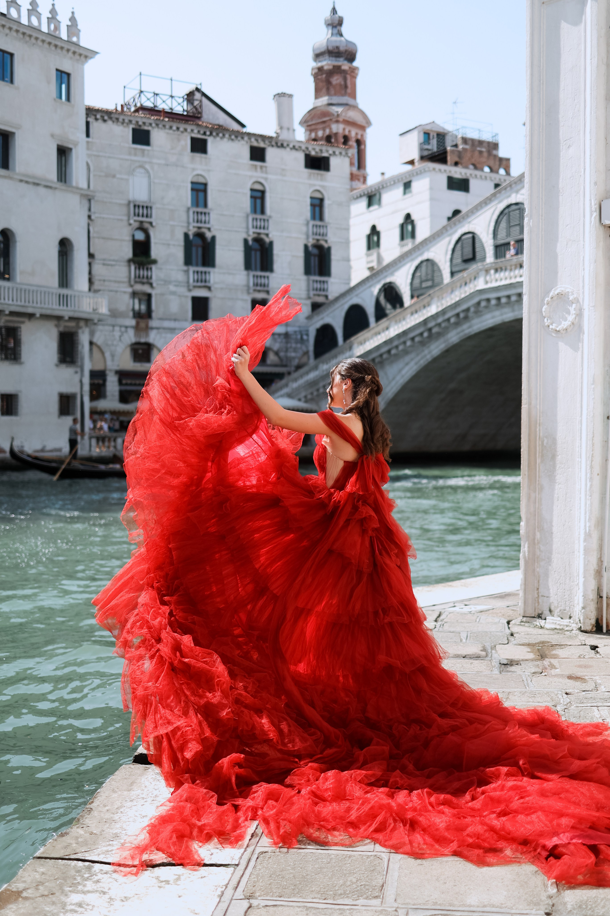 gondolas, bridges, canals, squares, and historic Venetian landmarks.• 