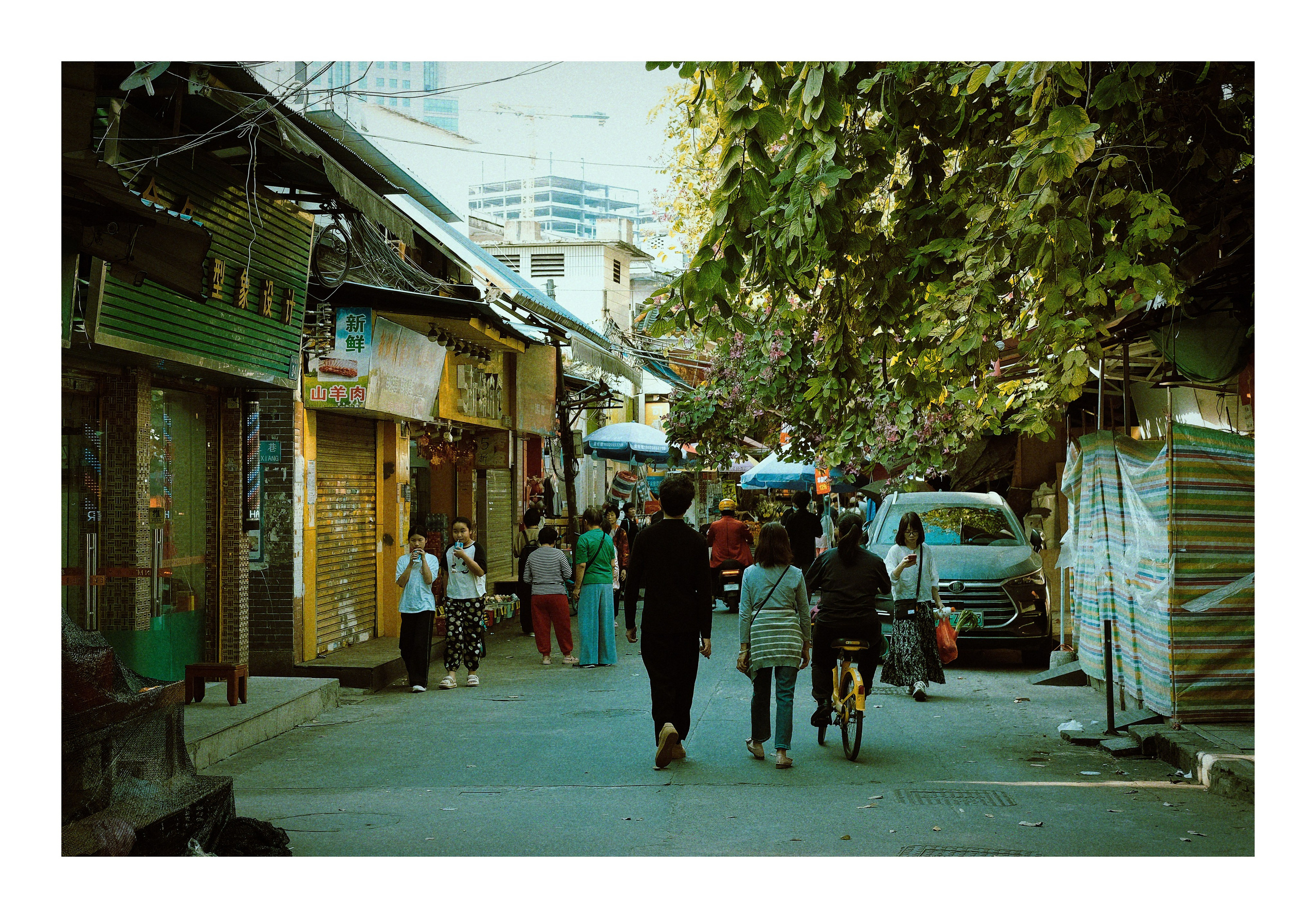 Candid Street Photography in Guangzhou — Film Style in Golden Hour