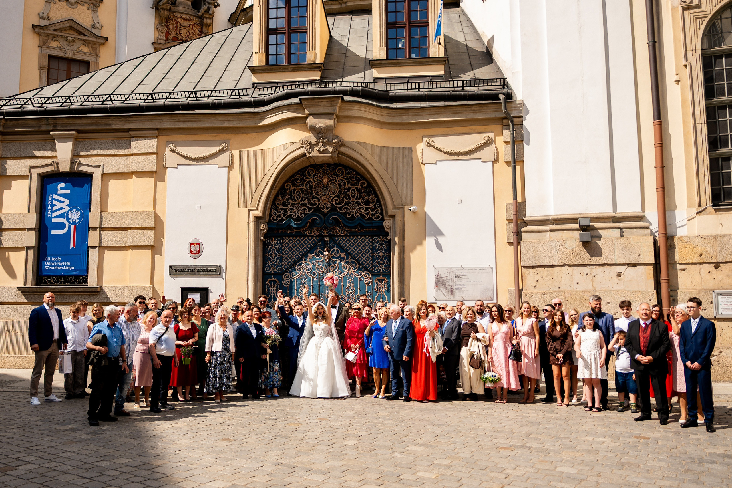 Jan i Ewa: Reportaż ślubny w Mercure Wrocław Centrum, kościele i studio fotograficznym. SL Wedding Photo — Editorial, Elegant & Timeless Wedding Photography in Poland and Across Europe