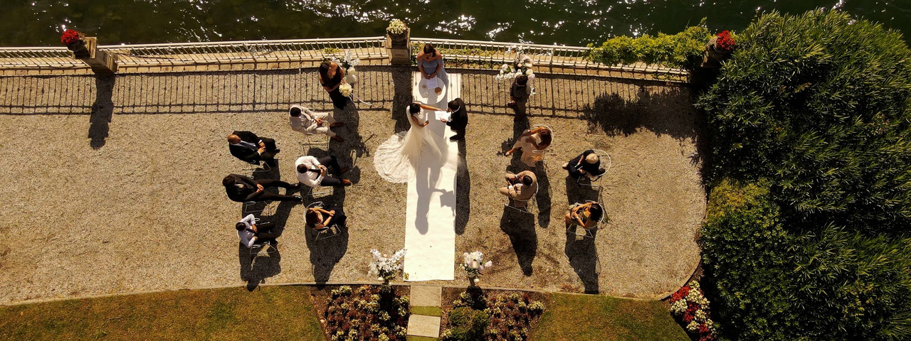 Outdoor ceremony on a terrace with guests – symbolic wedding in Italy