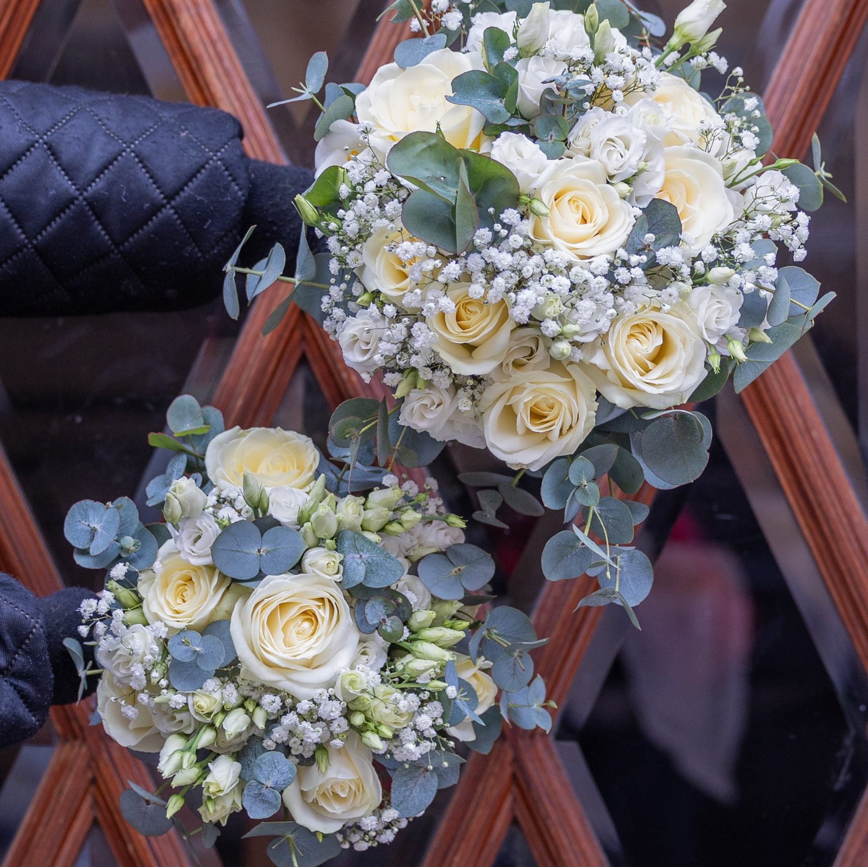 Bryllupsudstyr i Aarhus – Alt til din store dagLad Akropolis Blomster i Aarhus hjælpe dig med at skabe den perfekte bryllupsstemning. Vi tilbyder alt fra brudebuketter og brudepigebuketter til bilpynt og blomsterdekorationer i kirken og på bordene. Vi sørger for, at dine blomster harmonerer smukt og skaber en uforglemmelig atmosfære.