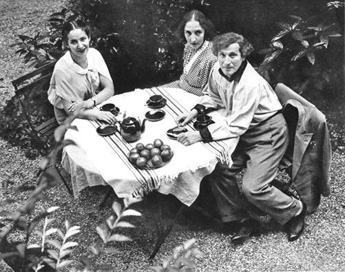 Марк Шагал с семьёй за столом — архивная фотография художника и его близкого окружения