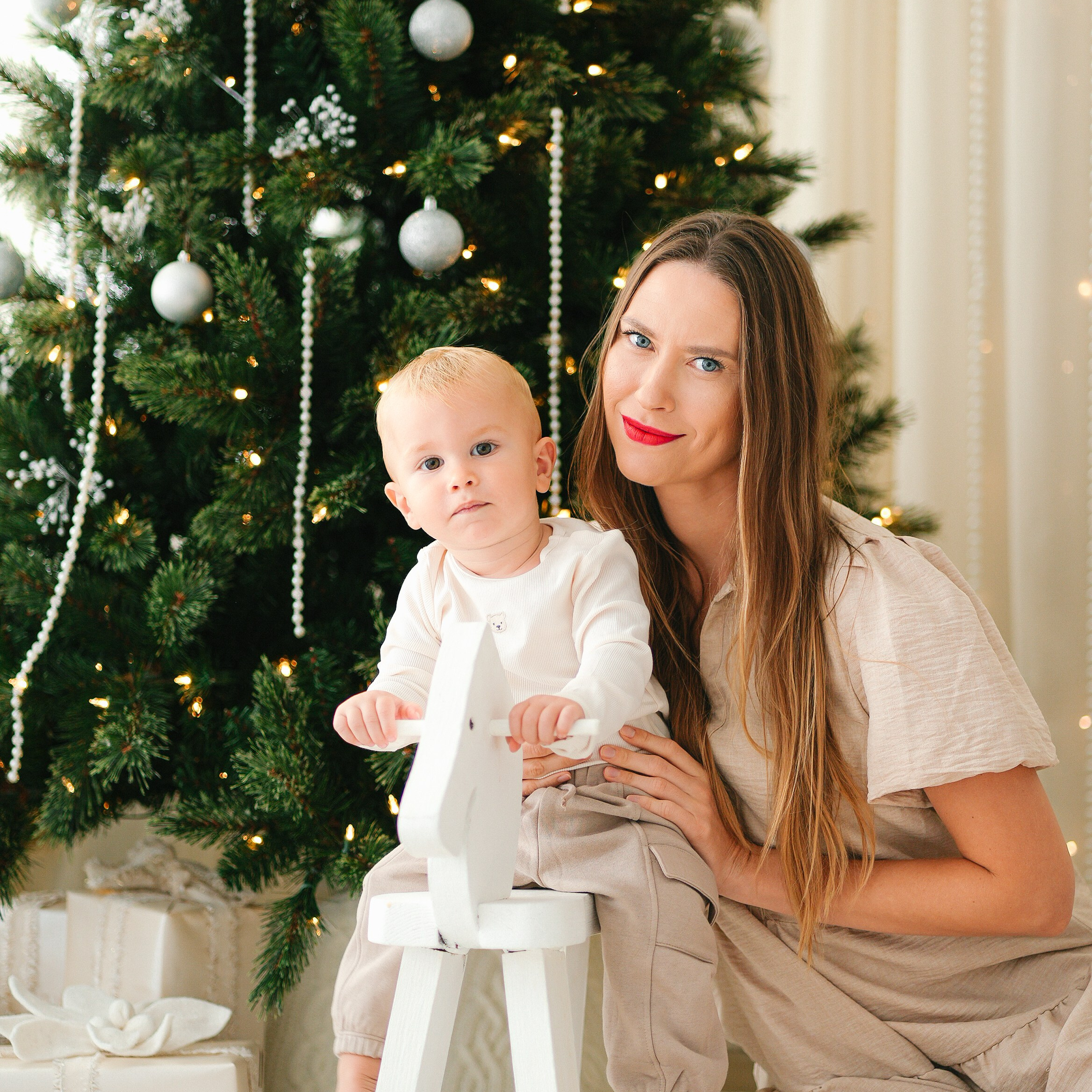 Family Christmas MINIS. LA photography studio for models, kids, and fashion brands. Agency-approved portfolios, natural headshots, and professional editorial images