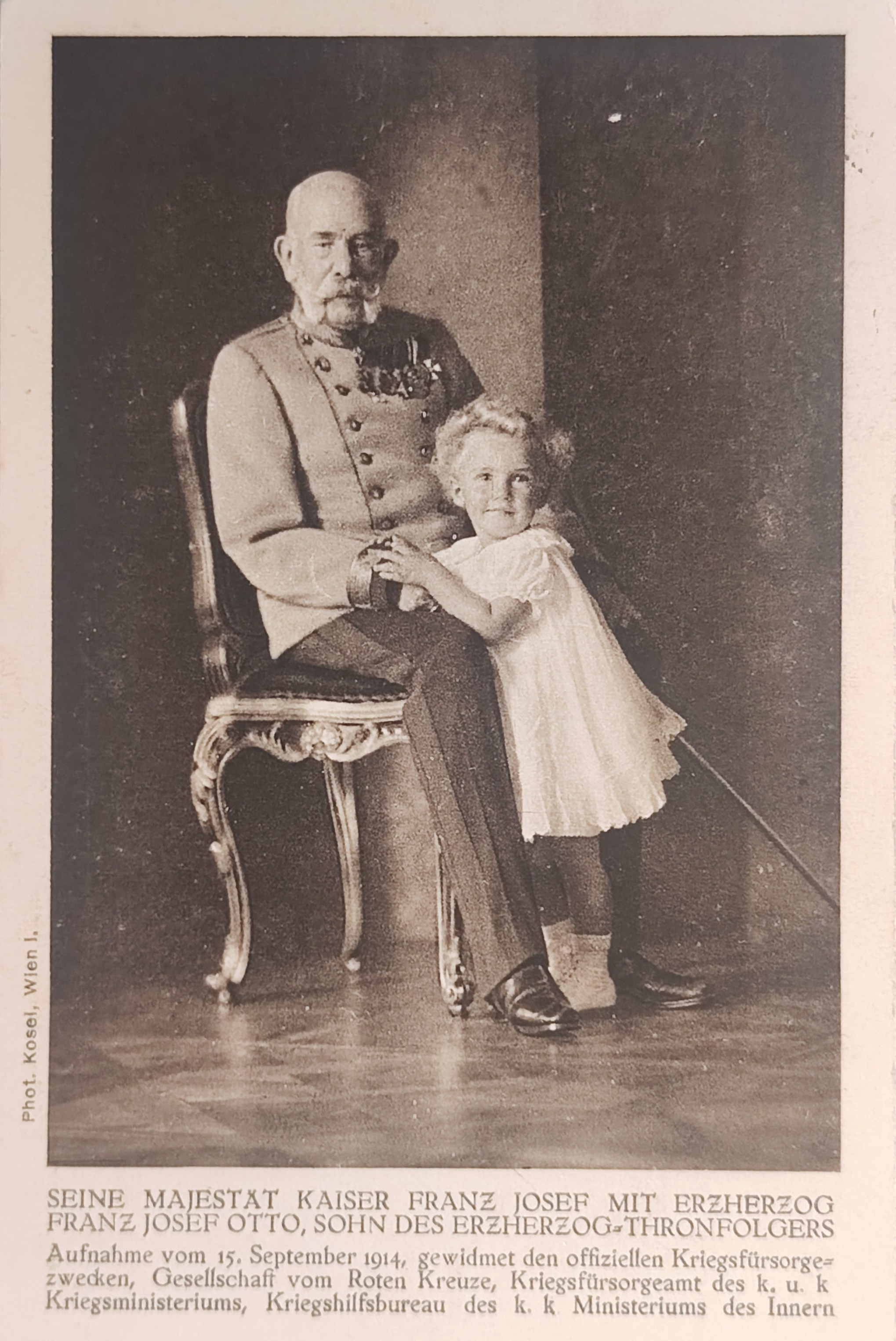 Император Франц Иосиф I с маленьким эрцгерцогом Отто фон Габсбургом, 1914 год. Историческая фотография в виде открытки, выпущенной в поддержку Красного Креста во время Первой мировой войны.