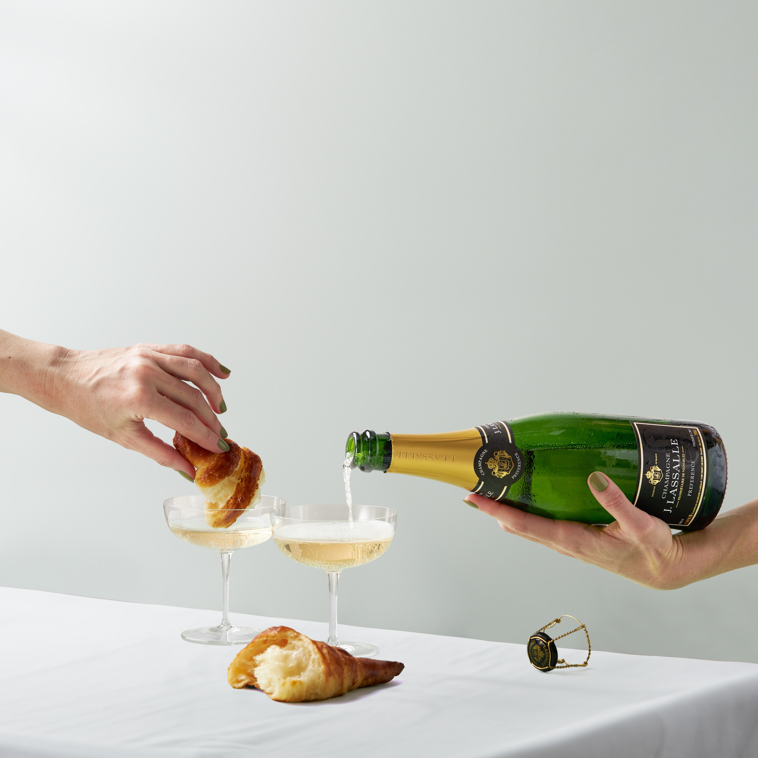 Food-Fotografie für eine Konditorei oder Pâtisserie, Frühstück mit Gebäck und Sekt