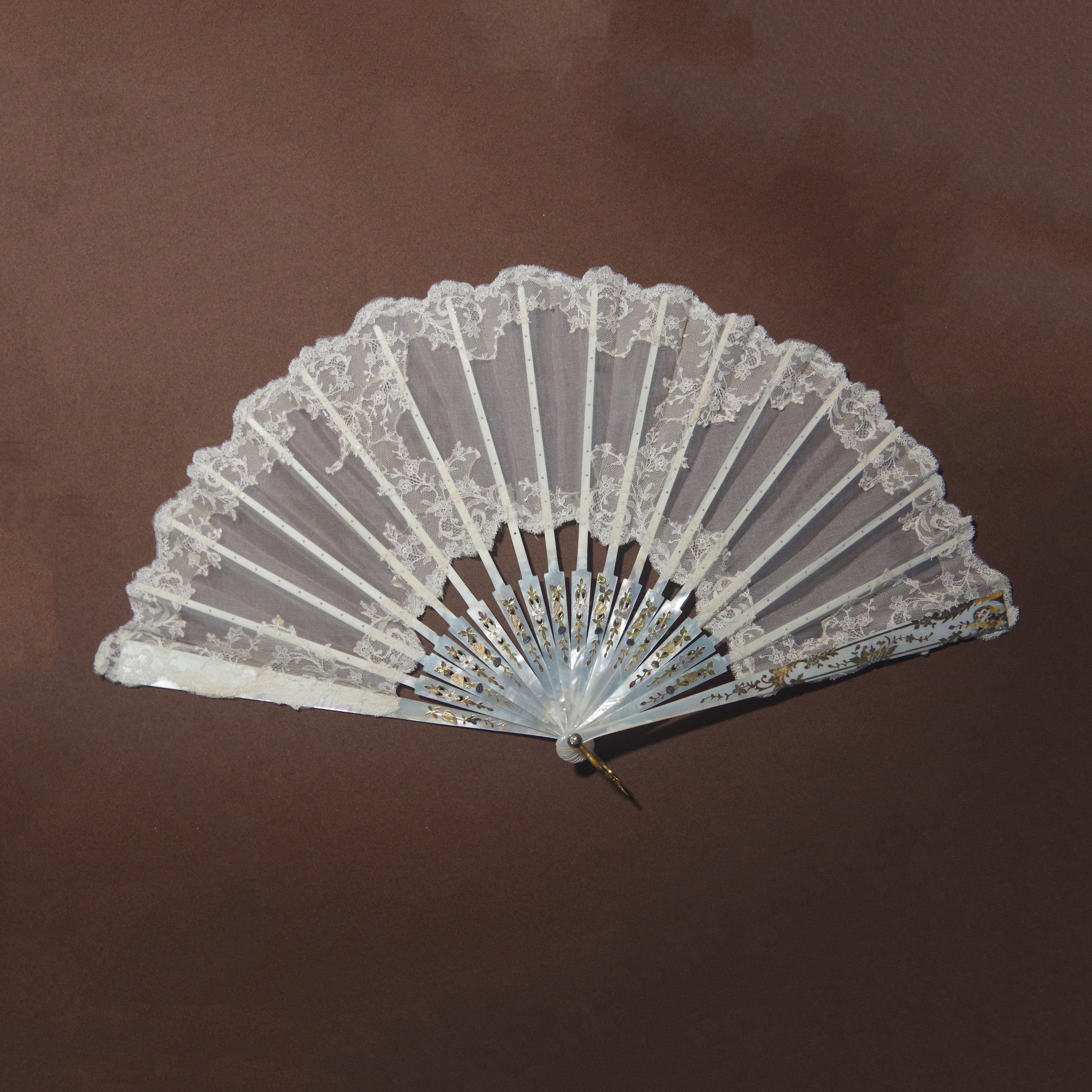 Antique fans. Современнные и актикварные украшения в Барселоне, Москве и Санкт-Петербурге