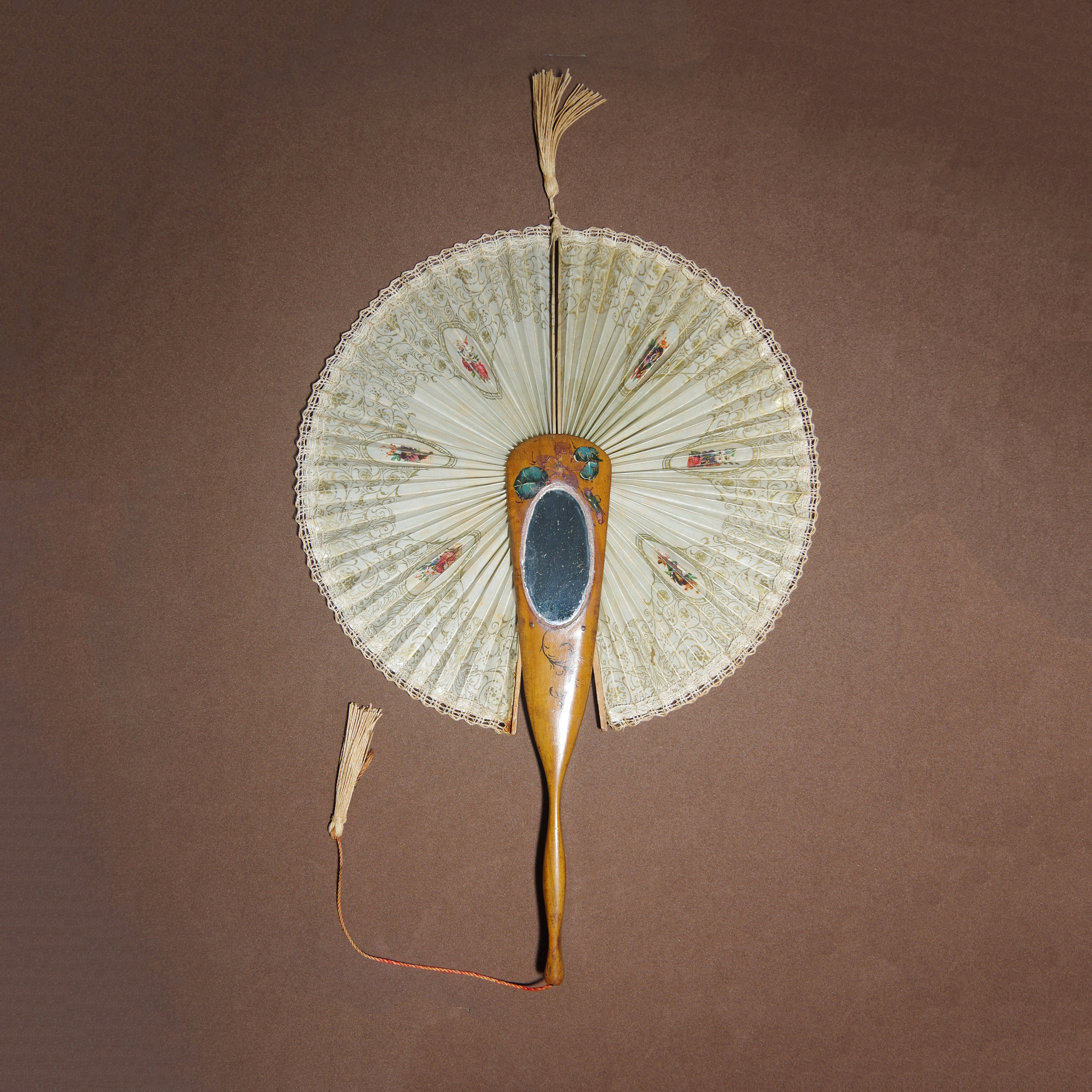 Antique fans. Современнные и актикварные украшения в Барселоне, Москве и Санкт-Петербурге