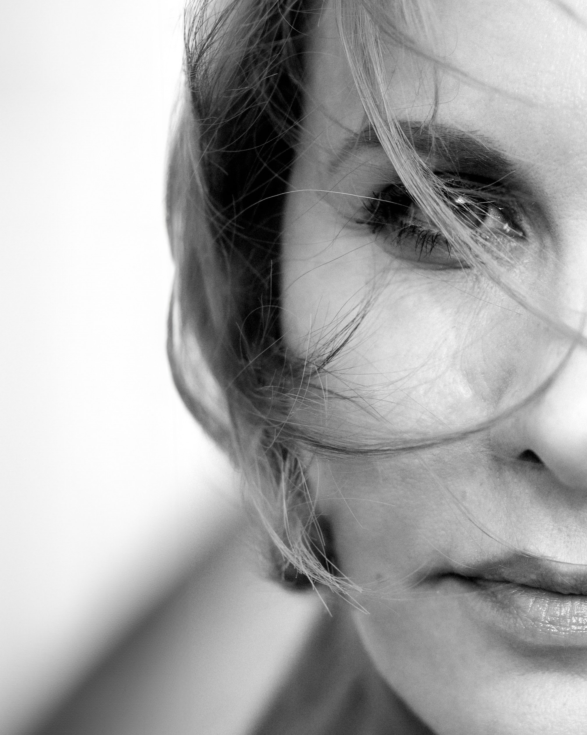 Ausdrucksstarke Nahaufnahme eines Frauenporträts mit intensivem Blick