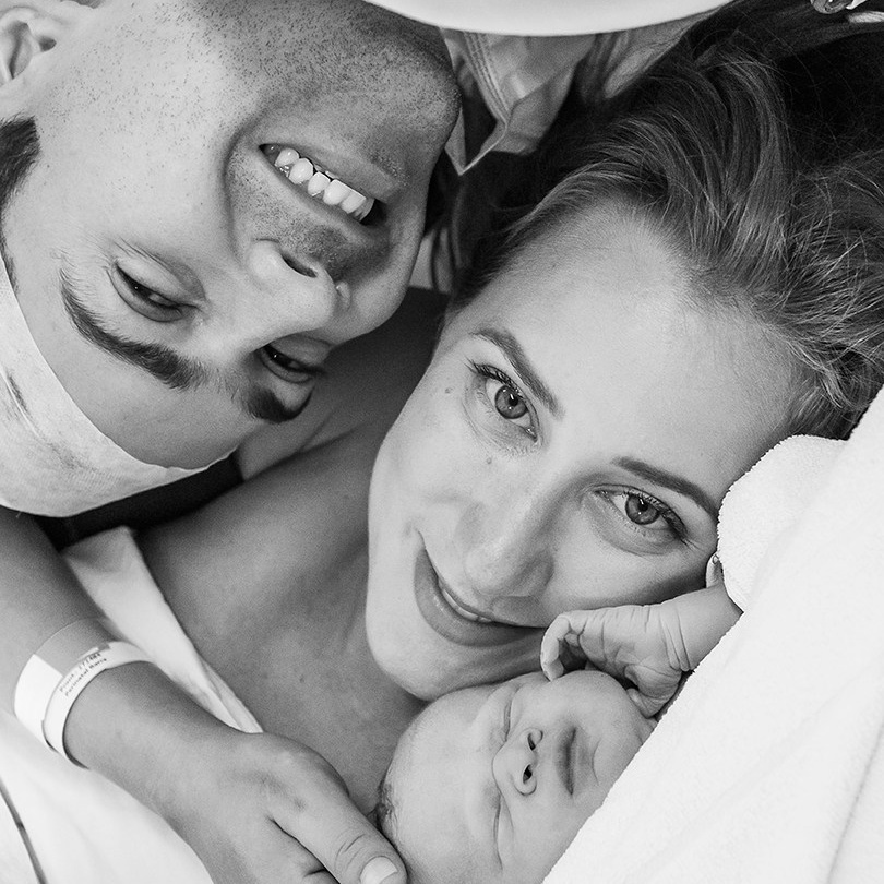 Primeiro contato entre pais e recém-nascido durante parto na Perinatal Barra, Rio de Janeiro