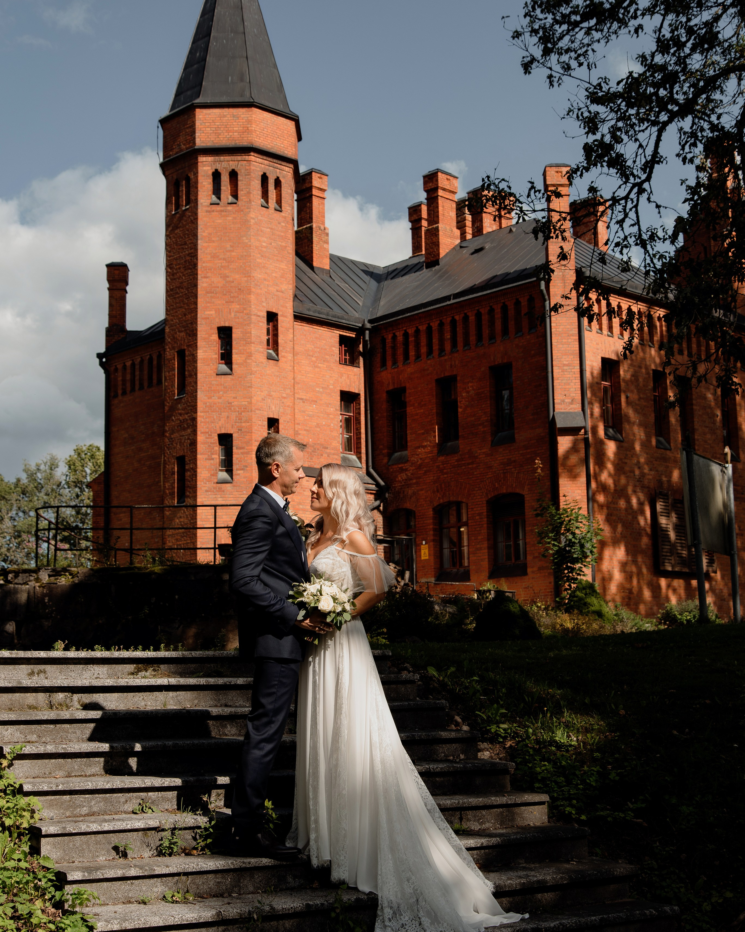 Свадебная фотосессия в Таллине — пара у исторического здания старого города