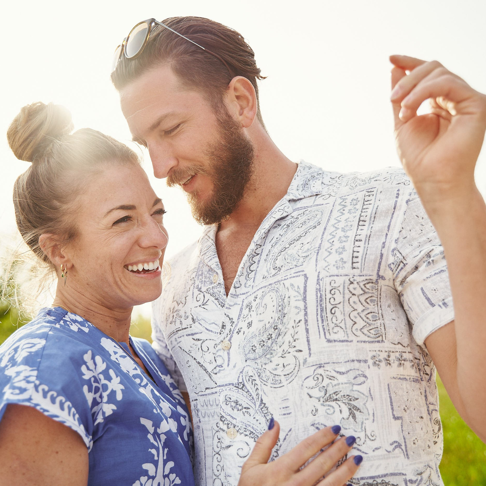 Sguardo romantico della ragazza al suo compagno a Venezia con fotografo. Scatto naturale