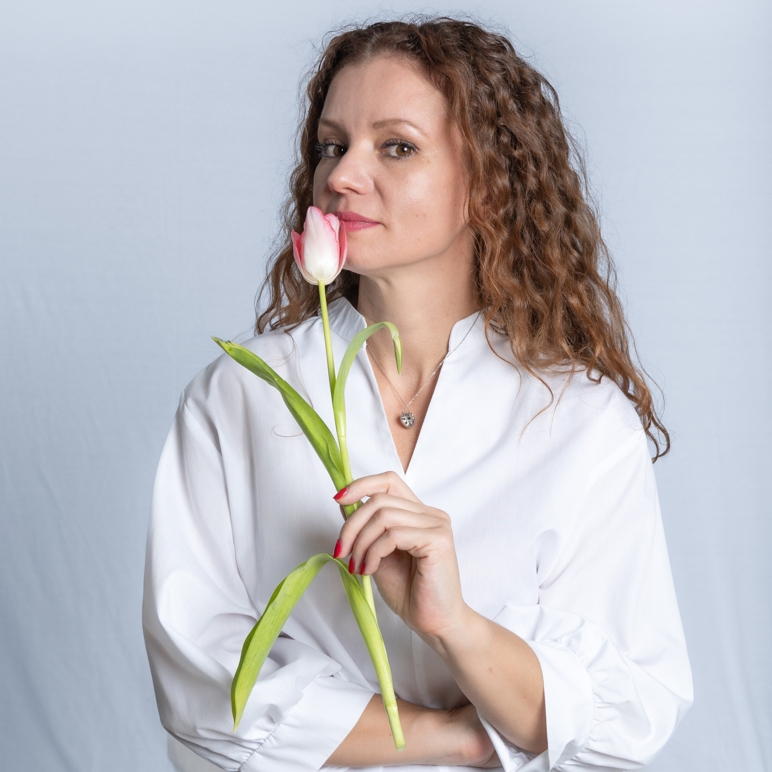 Contact. Professional Artist, teacher of art, Artistic Photographer In Dubai (U