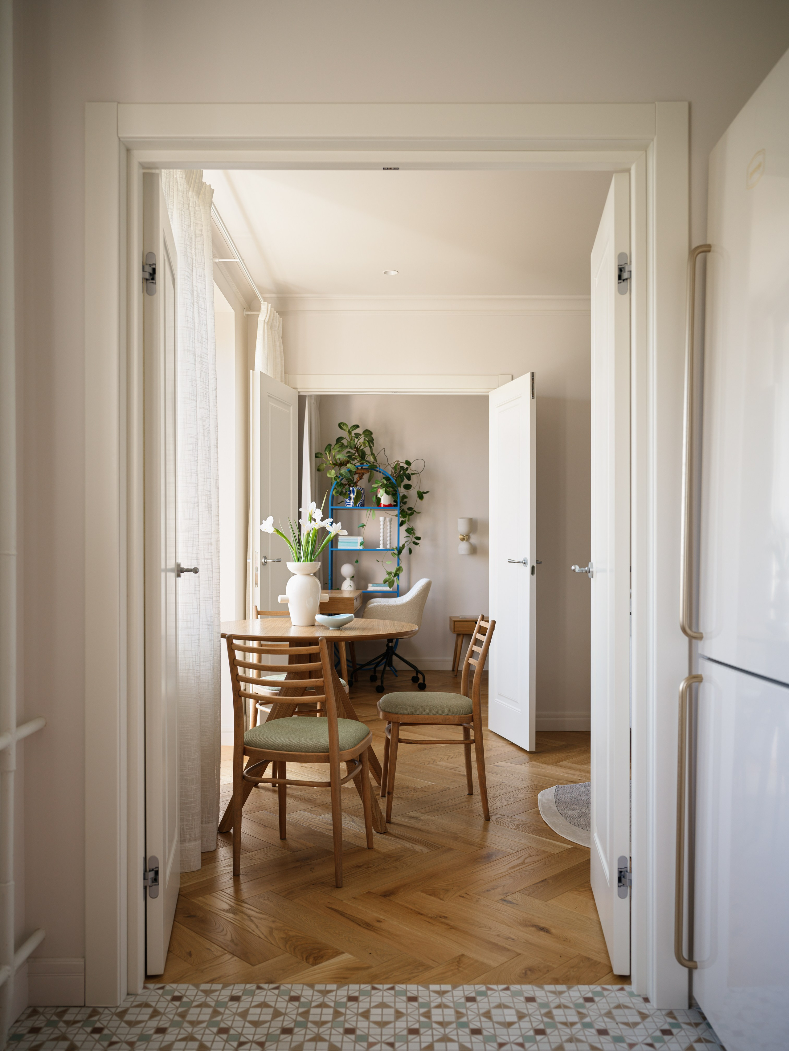 Широкий дверной проем, объединяющий пространство гостиной и спальни.