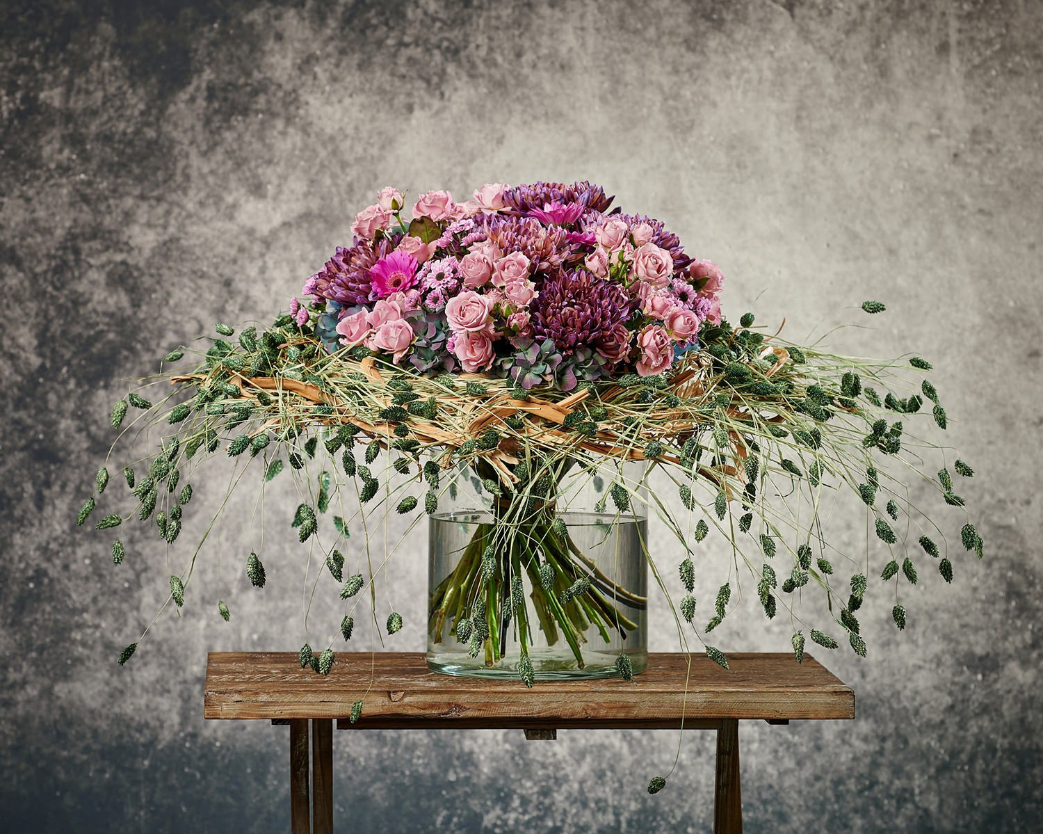 Produkt- und Blumenfotografie Wien – Großer Blumenstrauß in Vase auf Holztisch.
