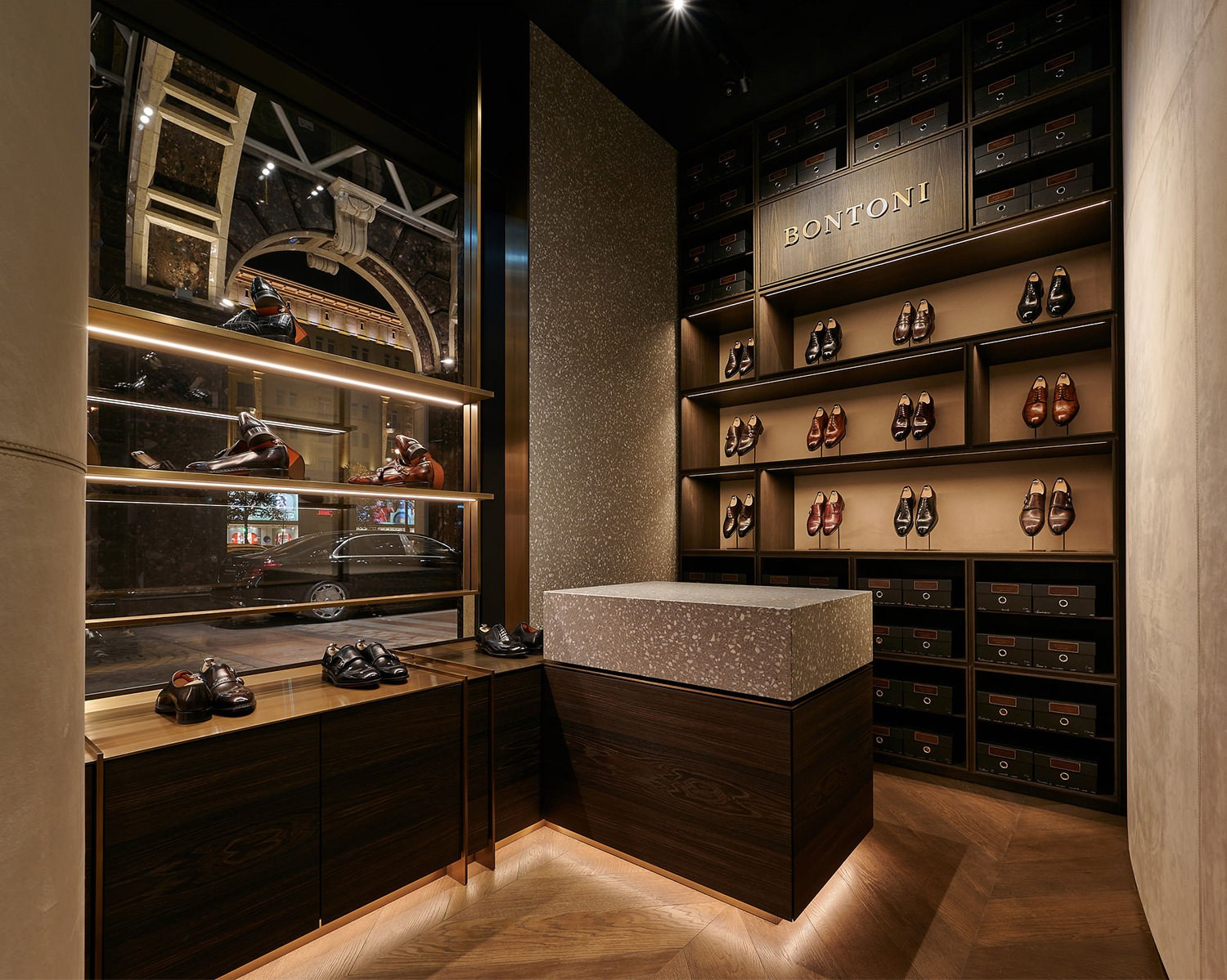 Interieurfotografie Wien – Moderner Schuhladen mit Holzregalen und eleganter Beleuchtung.