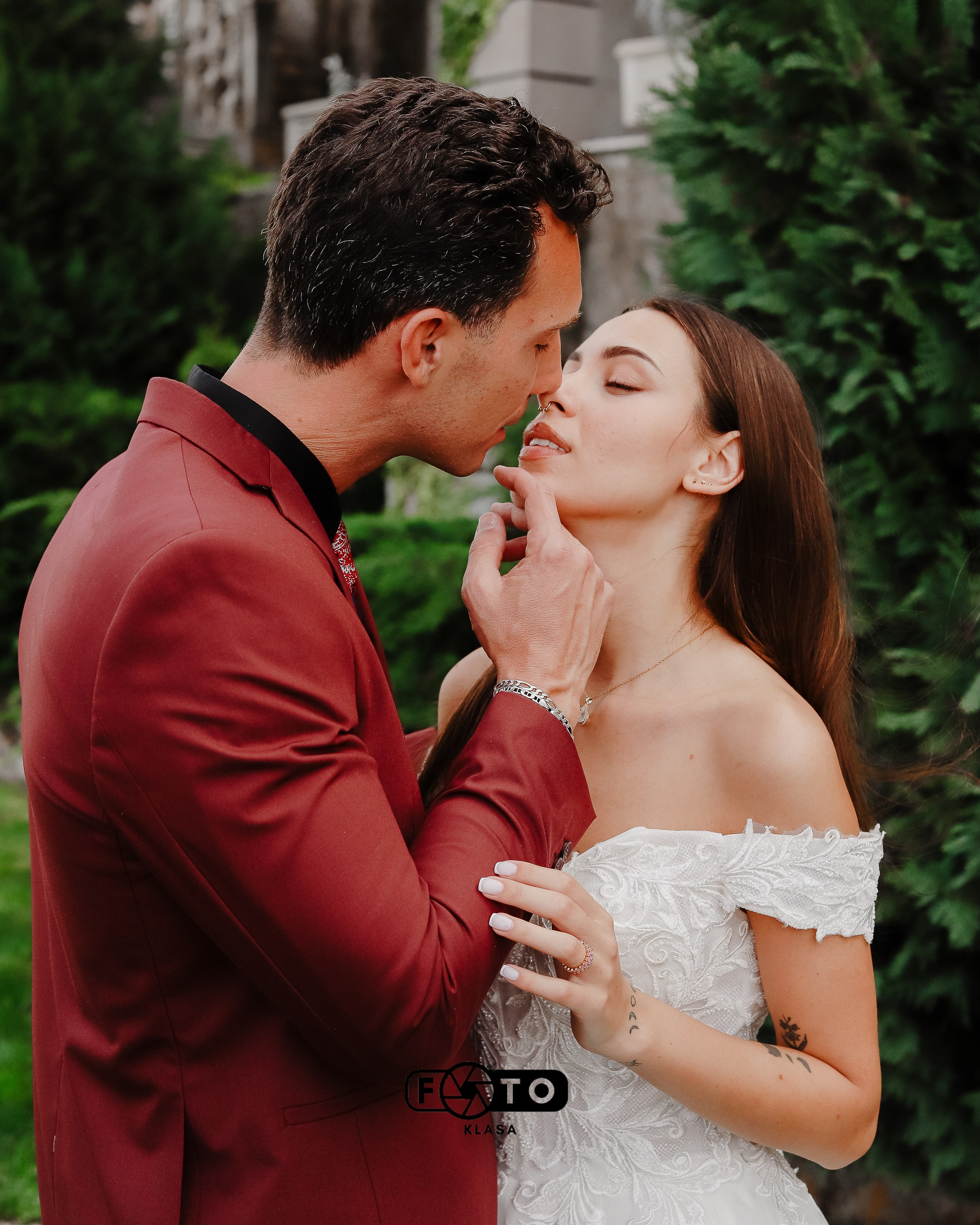Profesionalno slikanje venčanja u Beogradu - mladenci u zagrljaju na otvorenom, Fotoklasa.rs