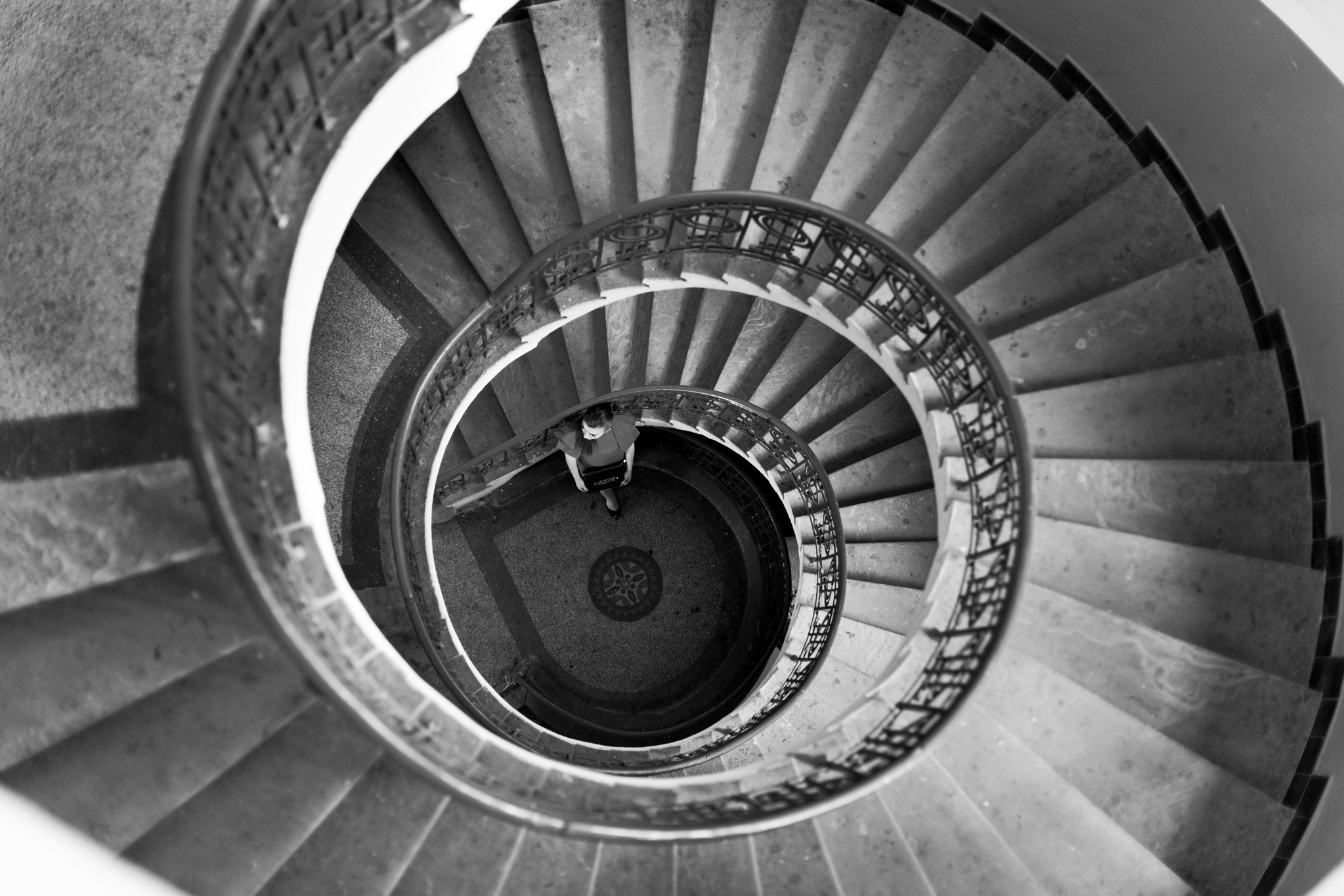 на фотографії зображені вінтові сходи