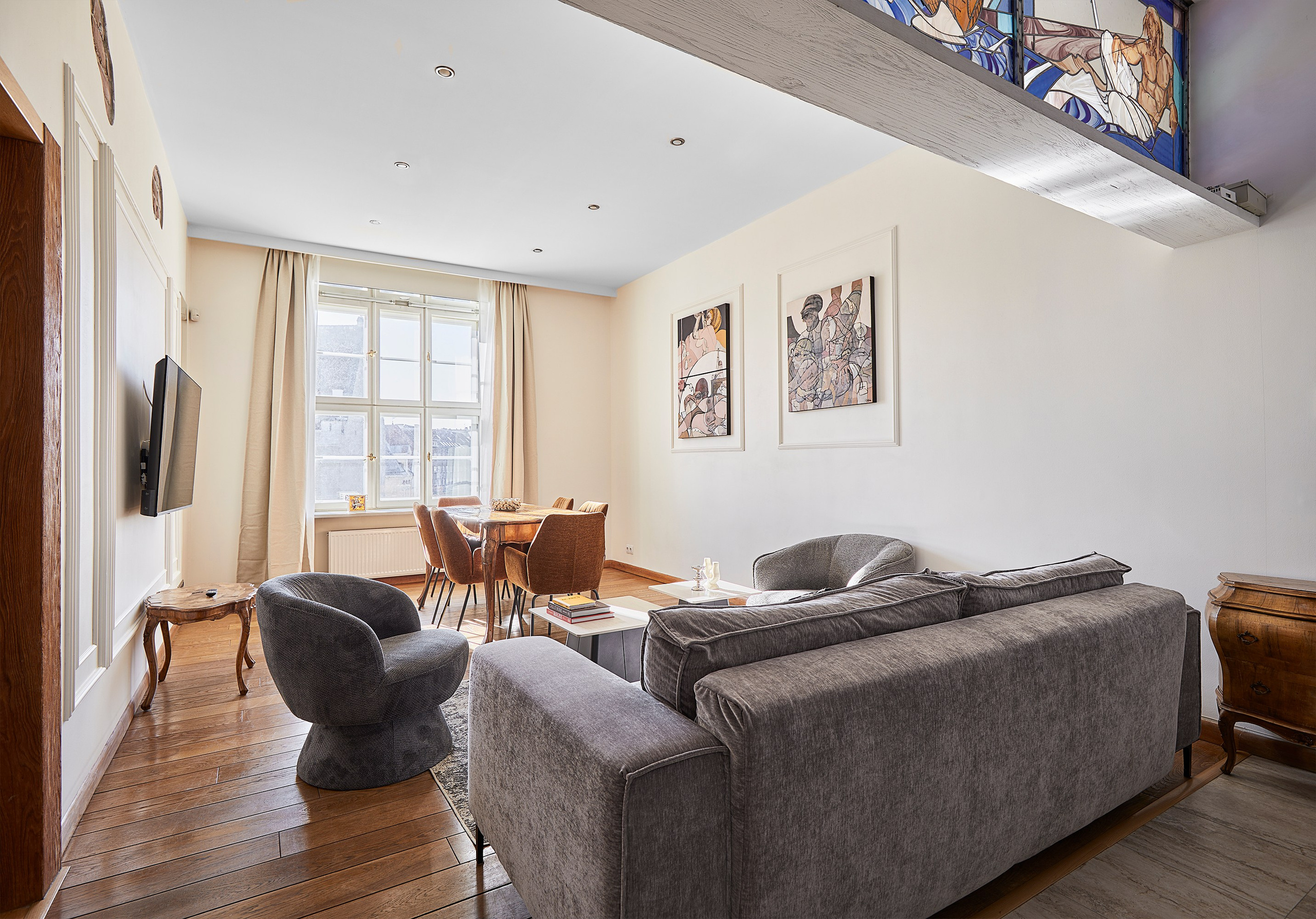The photograph shows a living room in Tallinn's Old Town. Photographer Roman Djuzev.