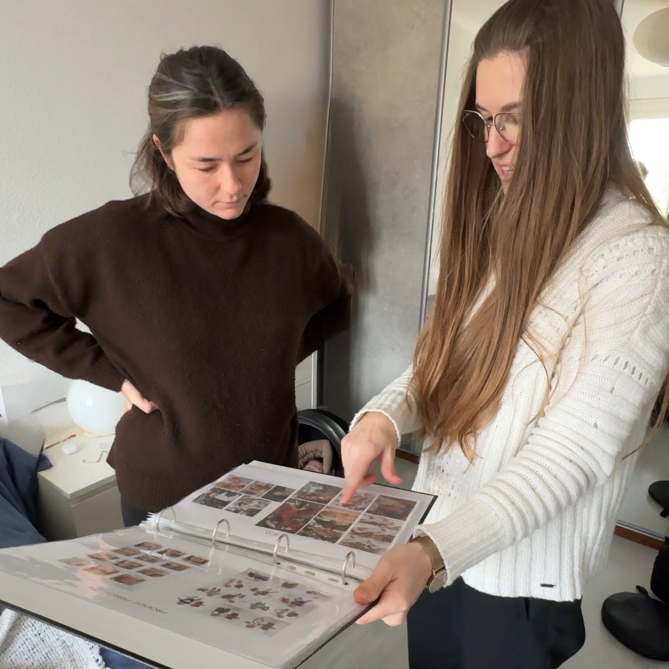 Sélection des images avec la famille, suivi photo bébé du projet Evolution à domicile