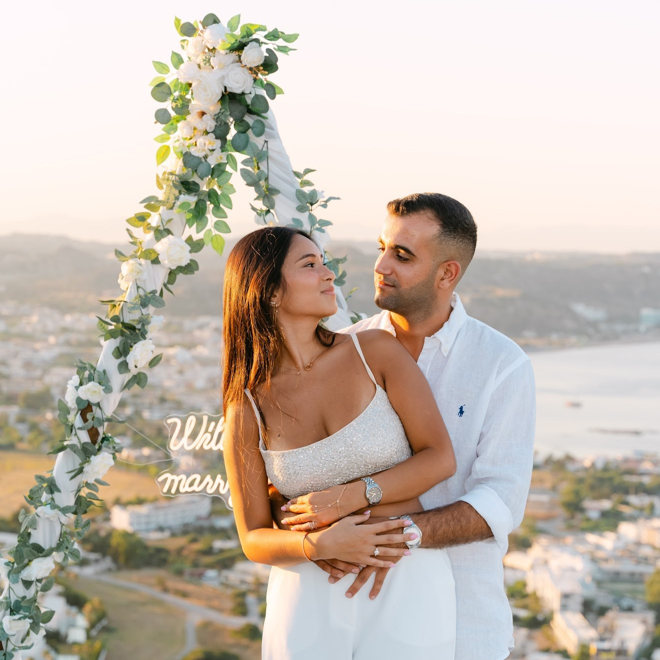 „Romantischer Heiratsantrag am Strand auf Rhodos in Griechenland“