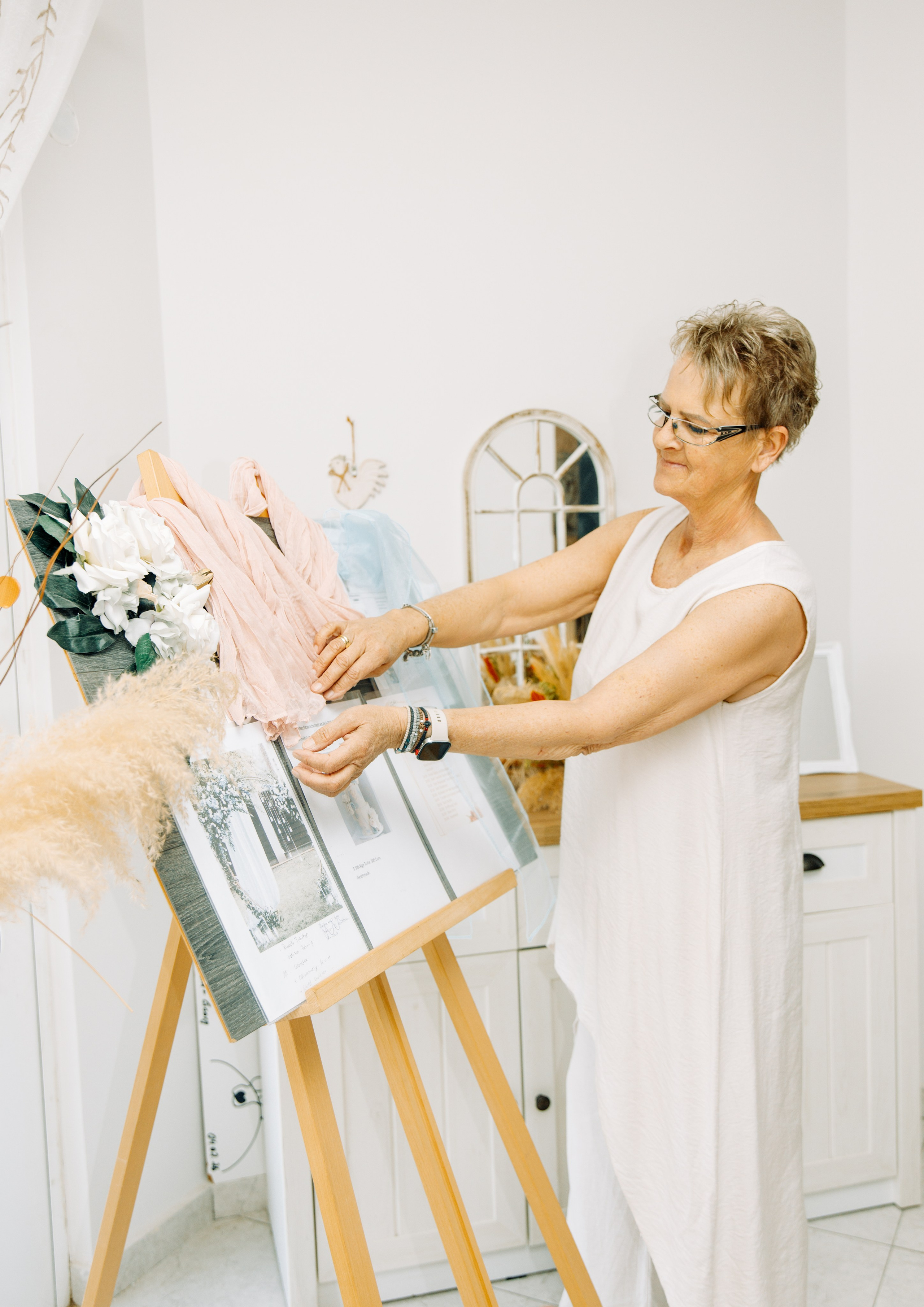 Hochzeitsplanerin auf Rhodos arrangiert stilvolle Hochzeitsdekoration für eine exklusive Destination Wedding in Griechenland. Mit viel Liebe zum Detail entsteht eine elegante Atmosphäre für eine unvergessliche Hochzeit auf Rhodos. Perfekt für Paare, die eine professionelle Wedding Plannerin auf Rhodos, individuelle Hochzeitsdeko am Meer und eine stressfreie Hochzeitsplanung in Griechenland suchen.