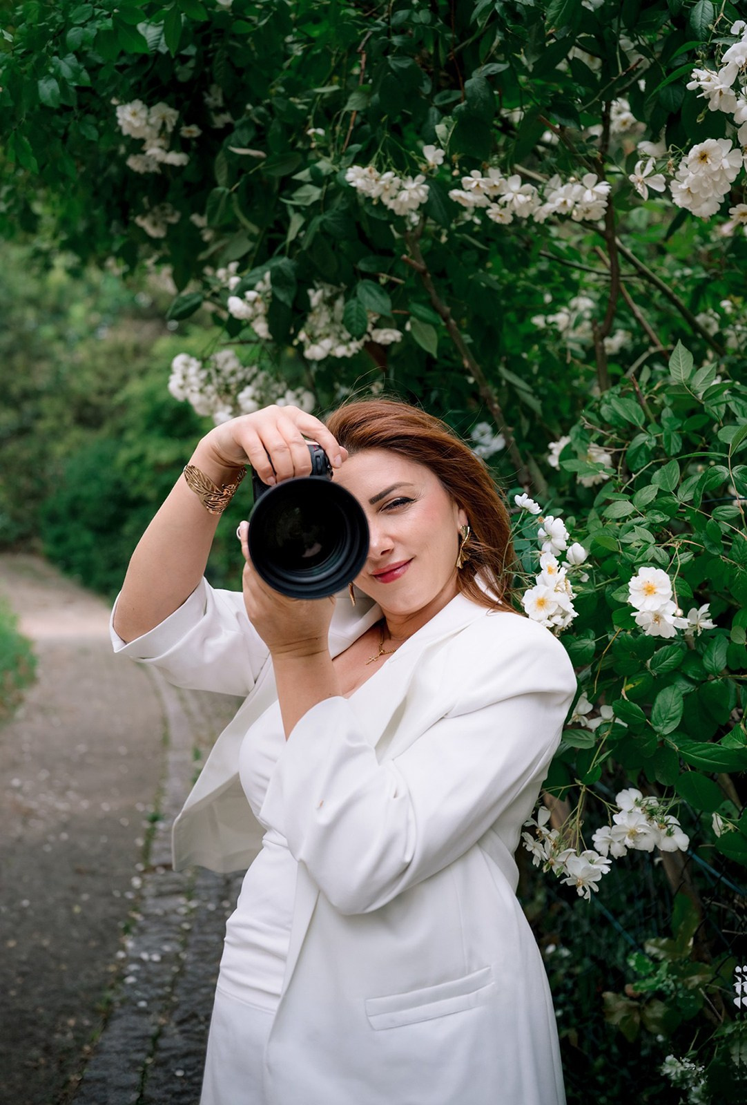 Anna Saribekyan Hochzeitsfotografin Würzburg mit Kamera
