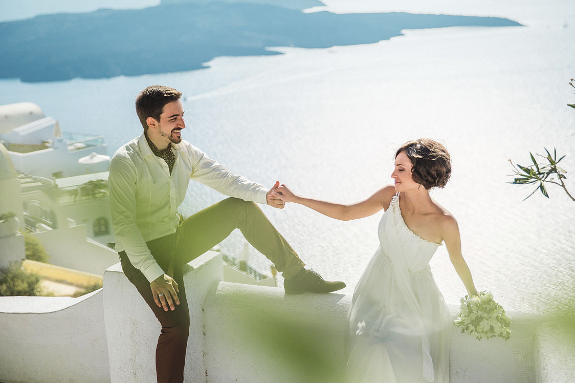 Молодожены на фоне моря на Санторини. Фотограф Катерина Романова, свадьба в Греции.