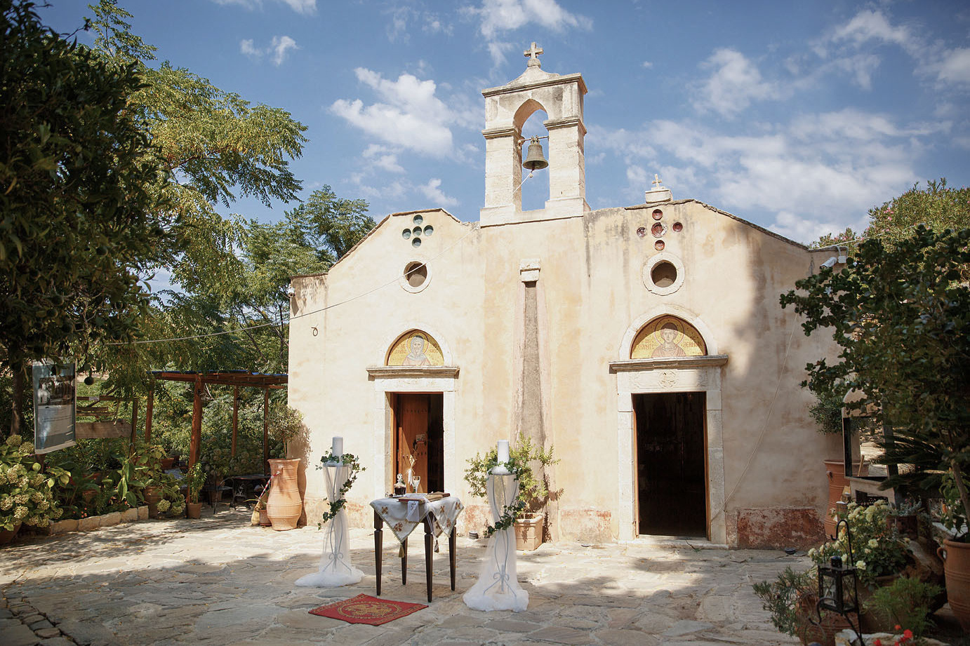 Храм в монастыре Святого Пантелеймона на Крите. Фотограф, венчание в Греции.